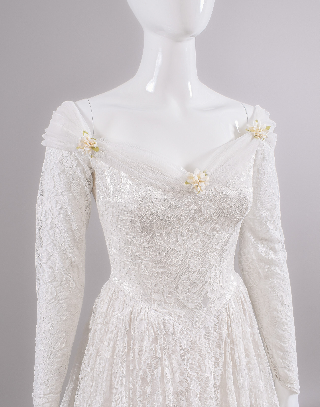1950s Reimagined Lace Wedding Dress w/Silk Flowers and Trailing Train size 4/6