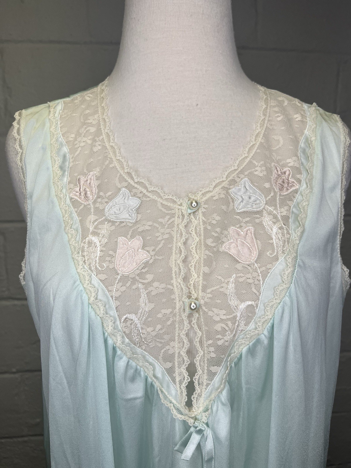 VTG LORRAINE Nightgown Medium Mint Green Nylon Lace Flower Tulip Pearl Buttons