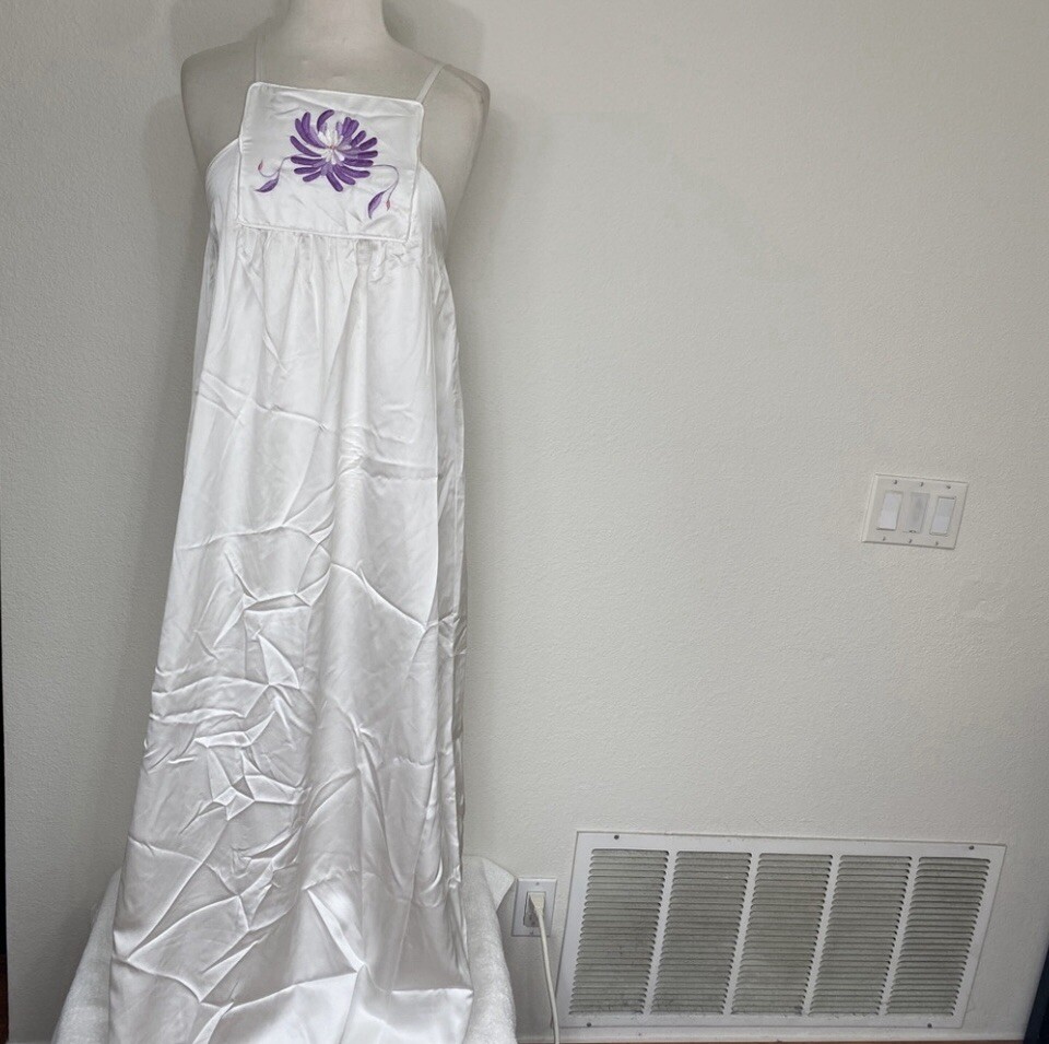 Vintage Natori White Floral Embroidered Long Chemise Nightie Size Medium EUC