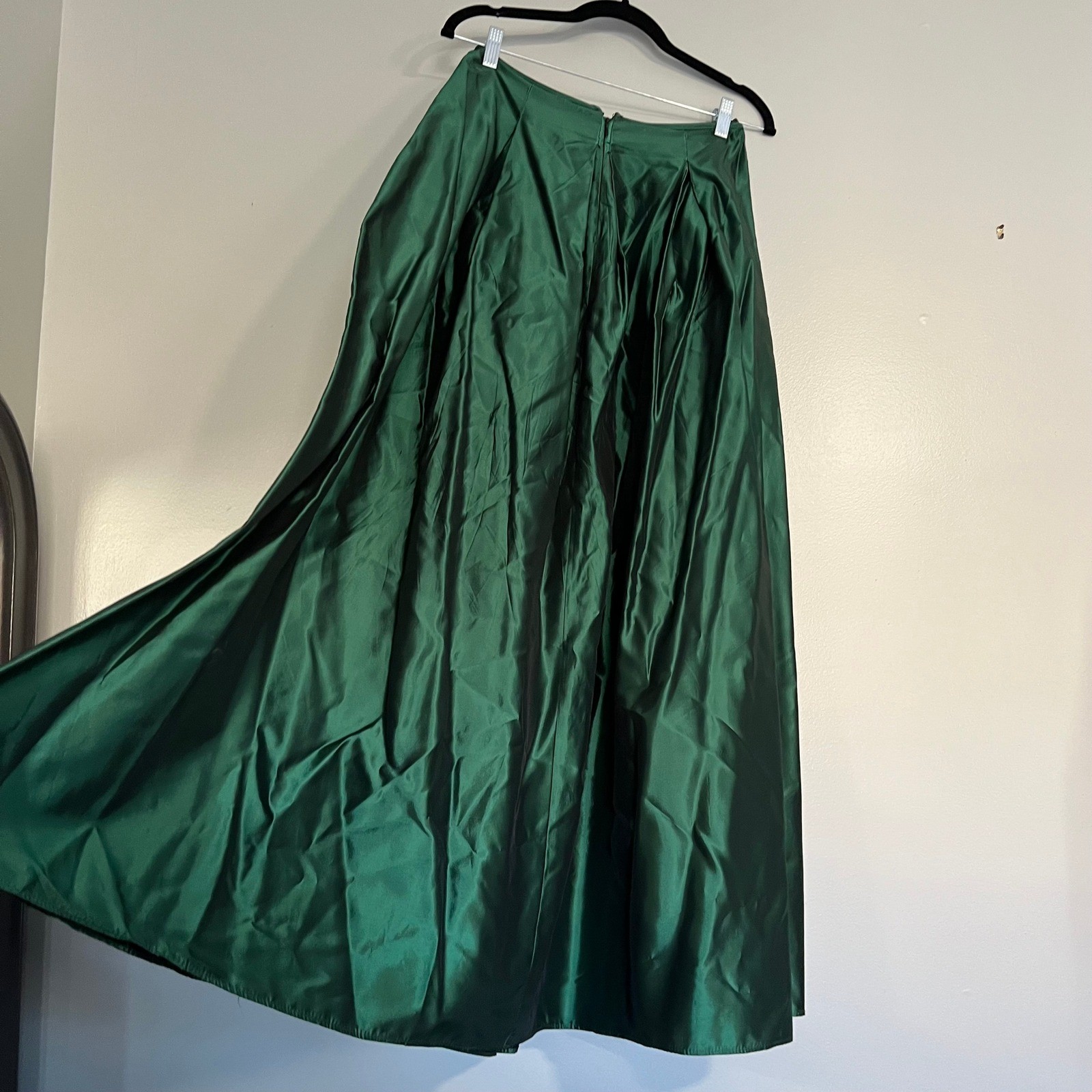 Zum Zum Niki Livas Vintage 2 Piece Formal Set Emerald Sequin top 7/8 skirt 9/10