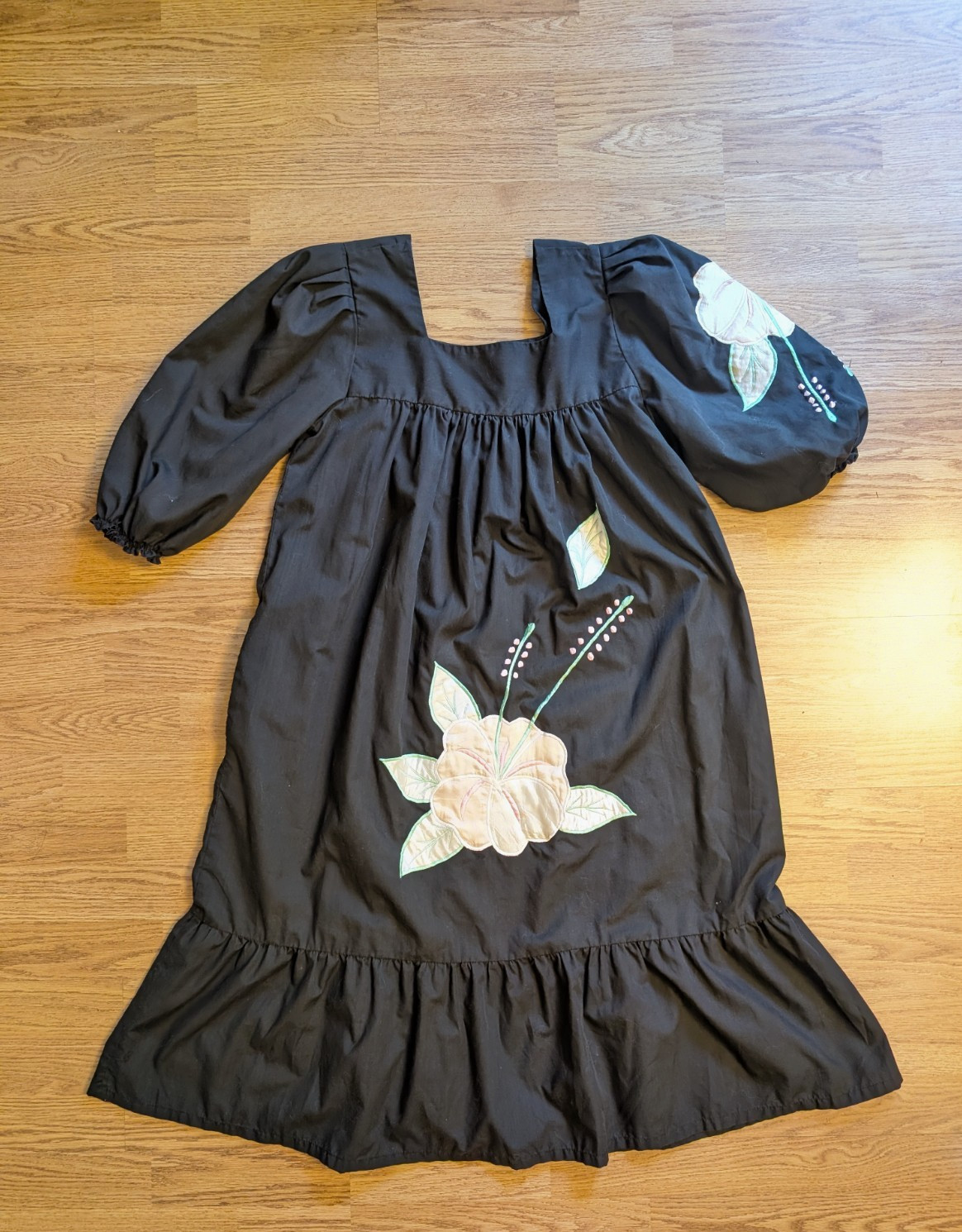 Vintage 1960s Women’s Midi Dress Caro of Honolulu Small Embroidered Puff Sleeves