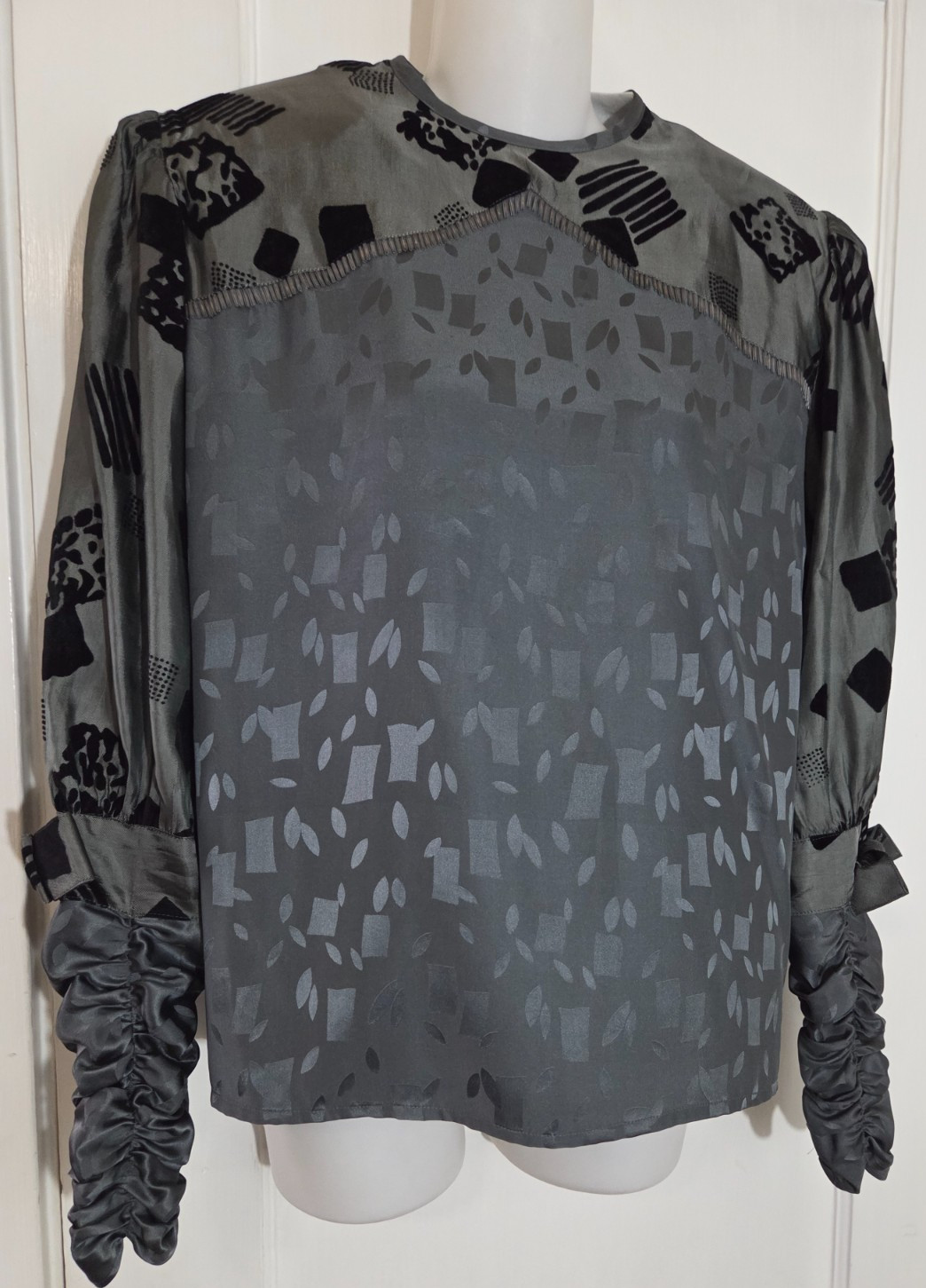Vtg BELLINO Paris Mode 1980’s Gray Silk BLOUSE, Size 4, Beaded, Shoulder Pads