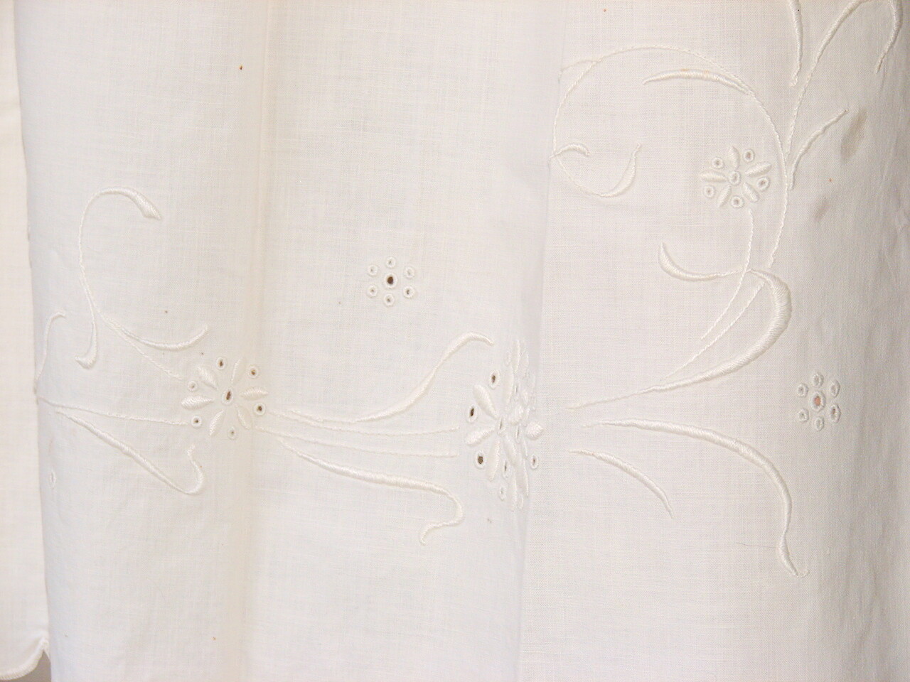 Vintage WHITE COTTON SKIRT w/Scalloped Embroidery & Drawstring Waist d2-8