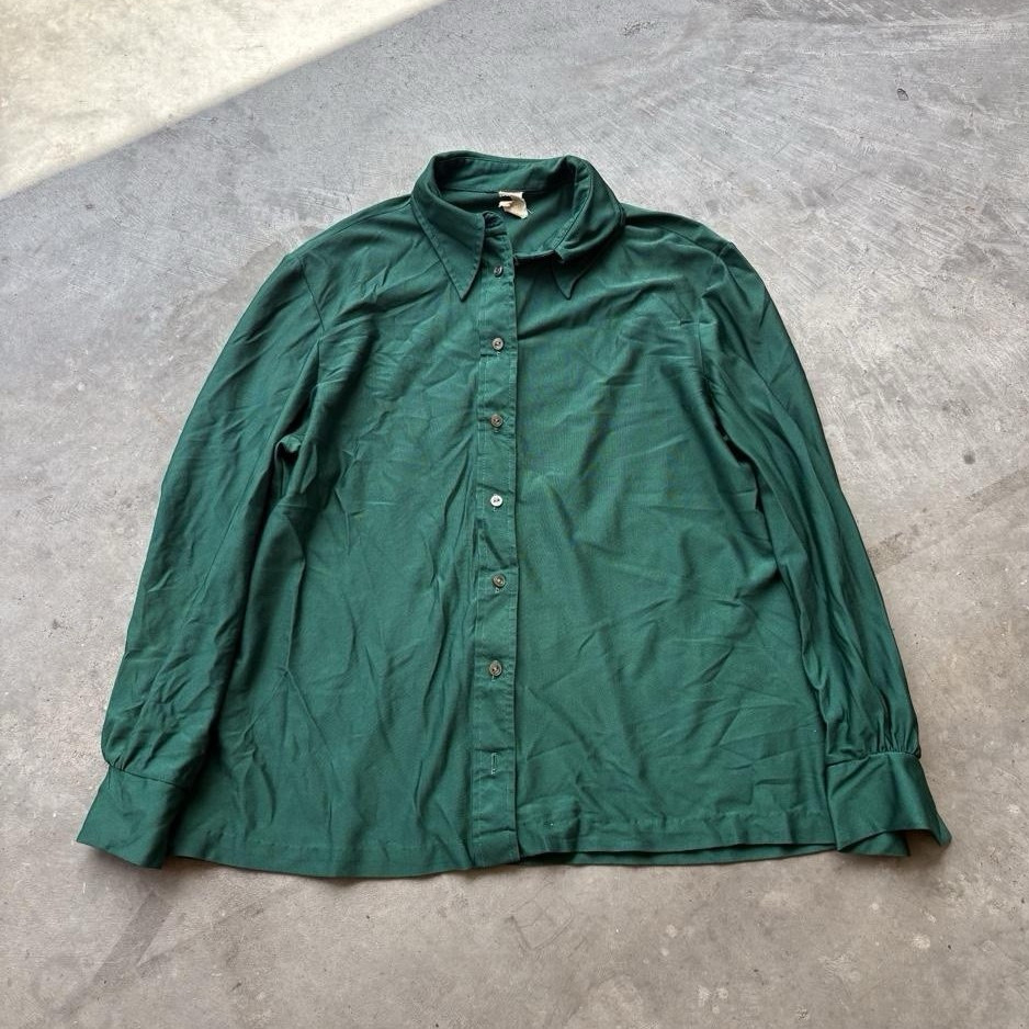True vintage 70s green button up blouse with dagger collar