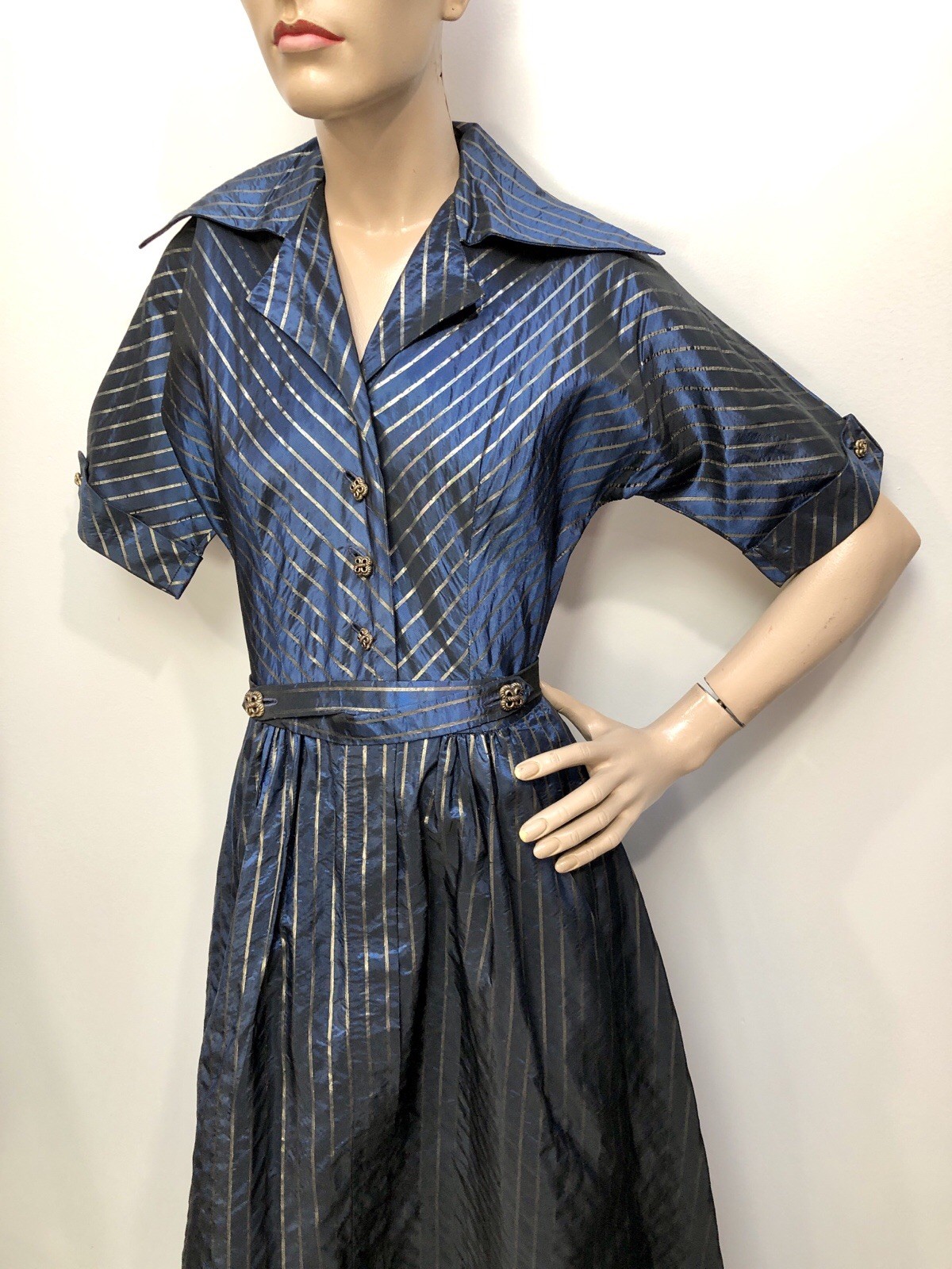 VTG 1940s RAYON SHARKSKIN *GOLD METALLIC STRIPED Shimmery ZIPPER FRONT DRESS XXS