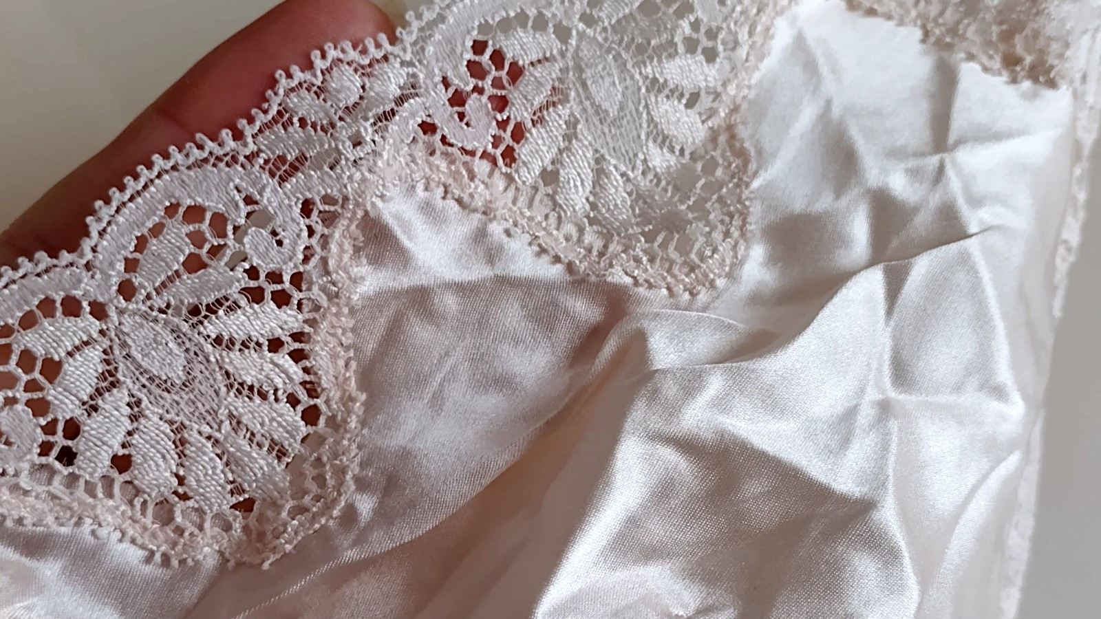 Beautiful new vintage ecru brassiere, 100% silk, size L