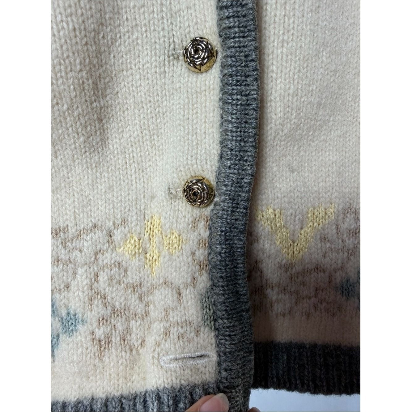 Vintage Miller Woolmark Embroidered Flowers Cardigan Sweater in Cream Medium