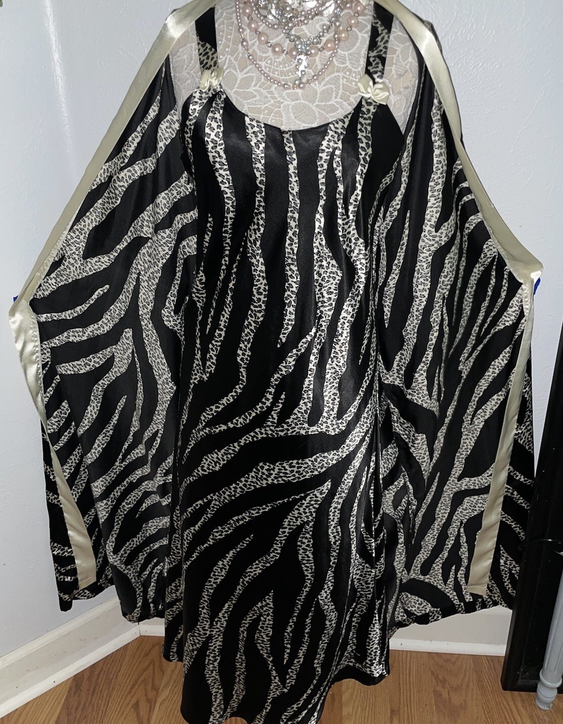 Contessa Di Roma M Peignior GOWN & ROBE 2pc Lot Woman’s Black White Satin Set