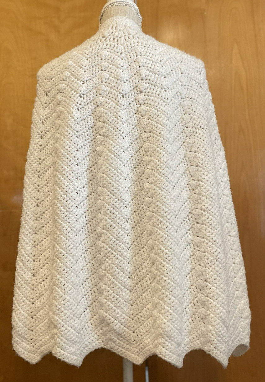 VTG 70s White Crochet Cape Shawl Poncho Retro Bohemian Hippie READ