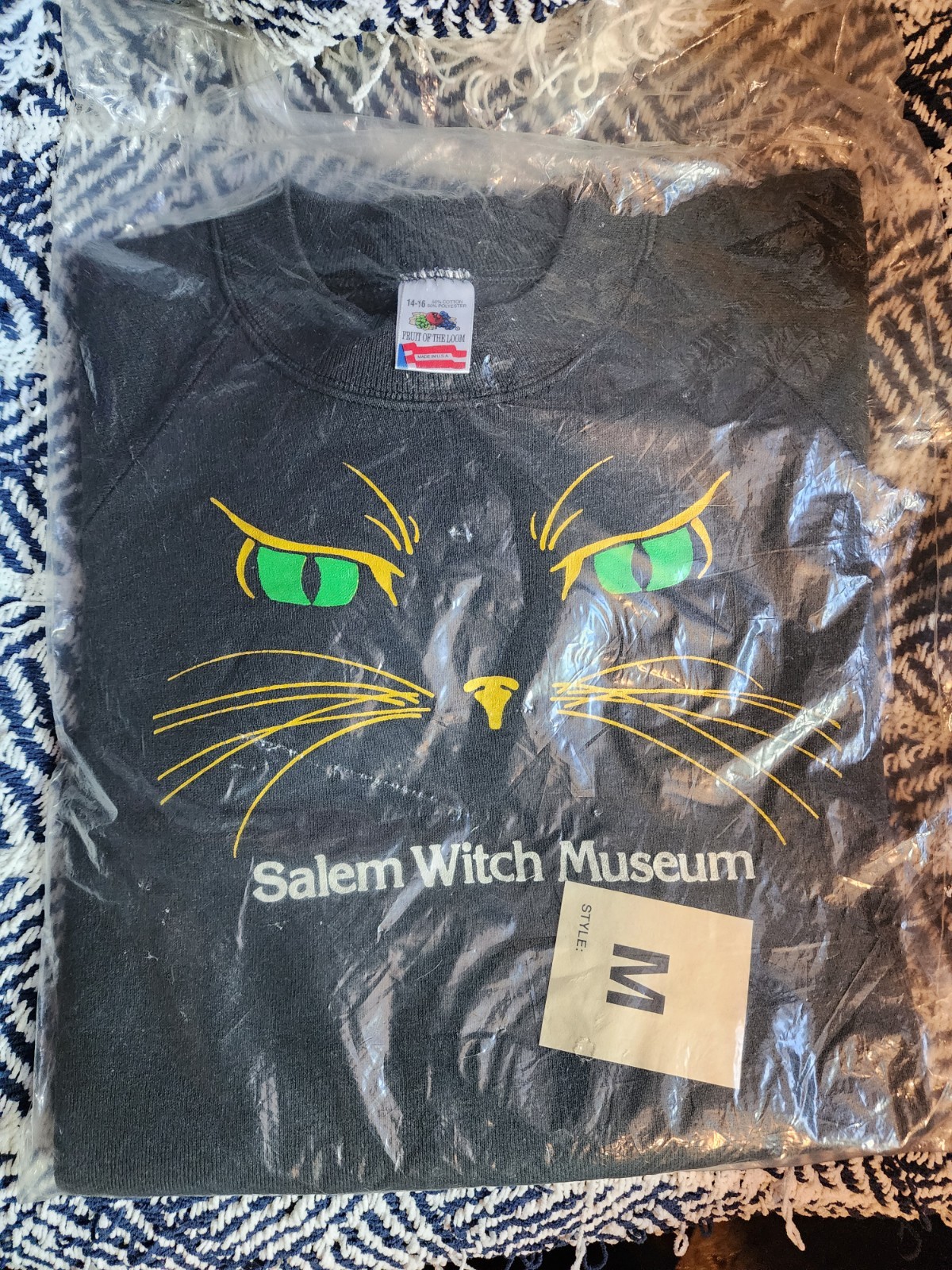 RARE DEADSTOCK VINTAGE 1990s SALEM WITCH MUSEUM „CAT EYES” SWEATSHIRT
