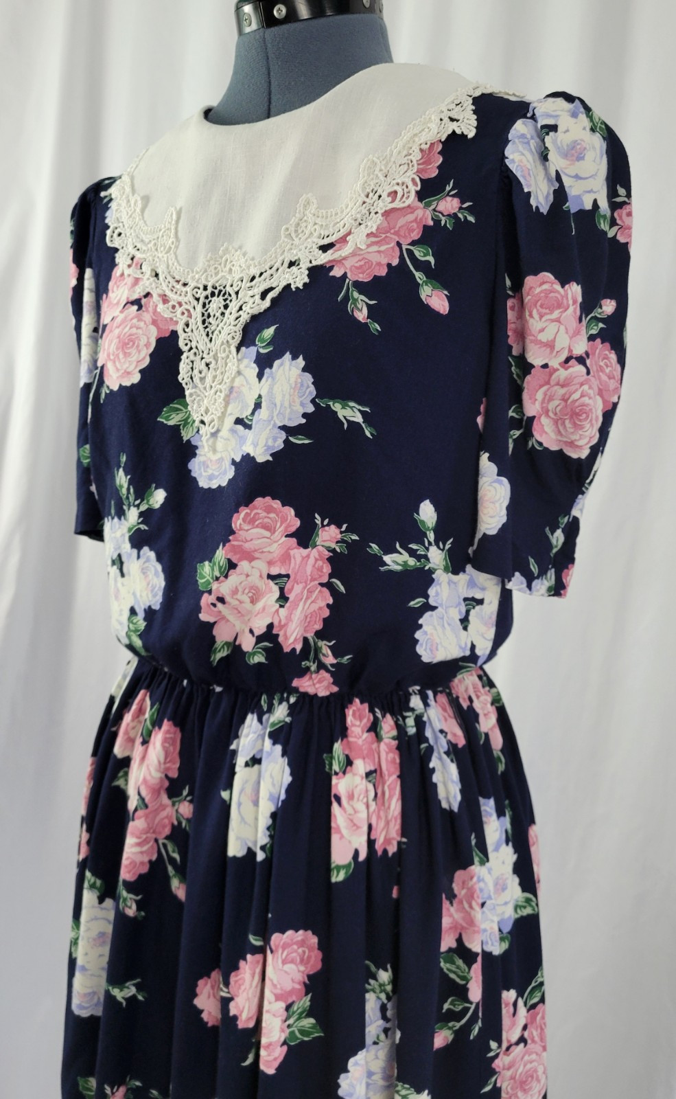 Vtg Lisa II Navy Blue Floral Blouson Dress w White Crochet Trimmed Bib Size M?