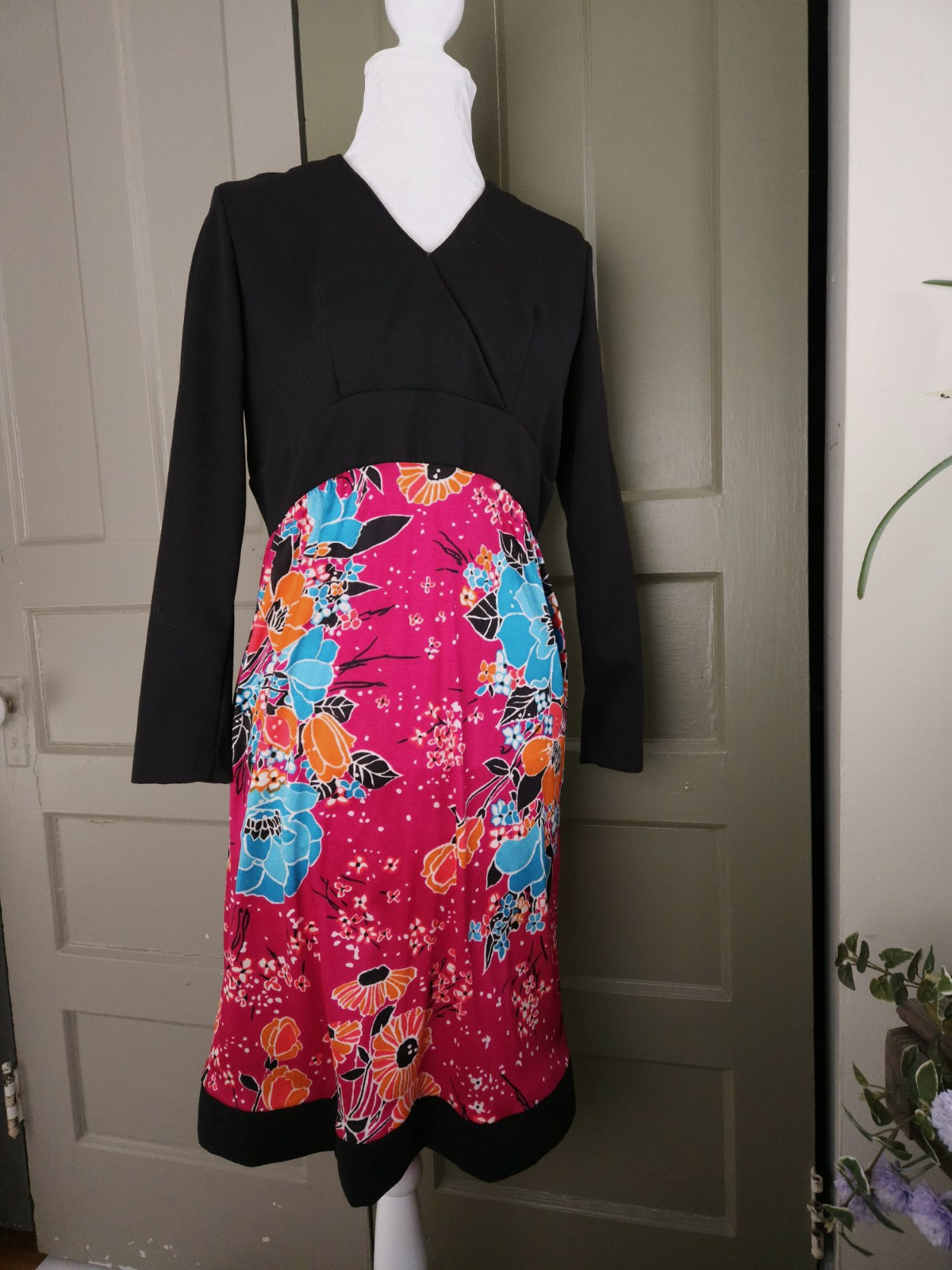 1960s True Vintage Black Pink Vibrant Floral Mod Dress Womens S/M