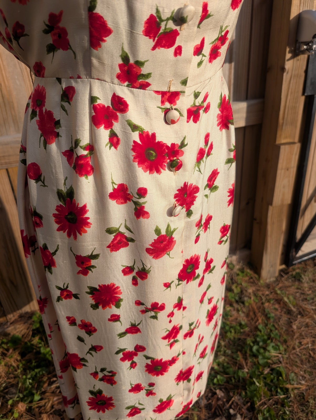 1950s 1960s Day Dress Red Floral Silky Fabric Covered Buttons Straight Skirt S/M