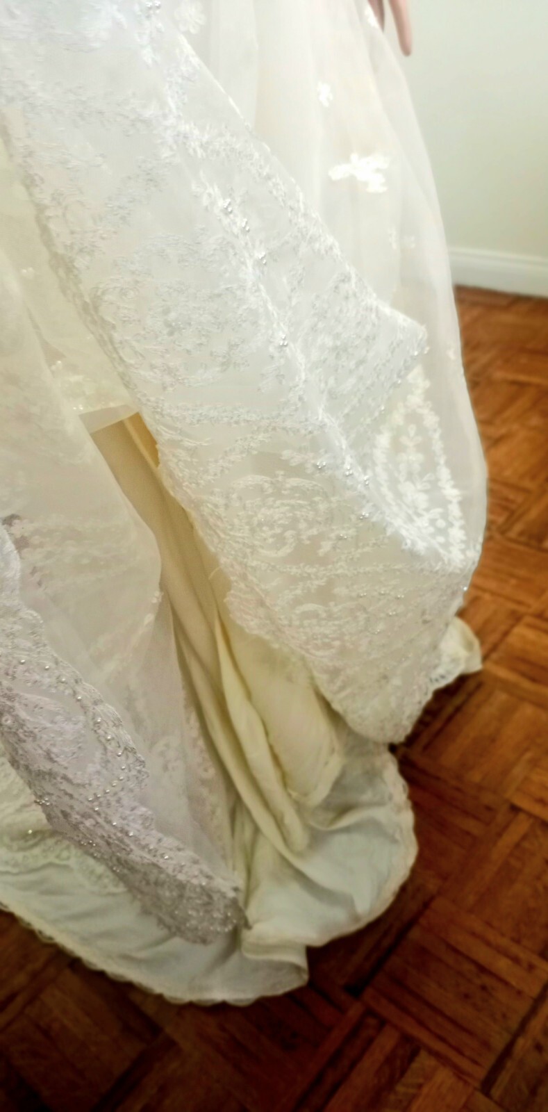 VINTAGE 60’s FRENCH CHANTILLY LACE HANDMADE BEIGE CLASSIC WEDDING DRESS SIZE 4
