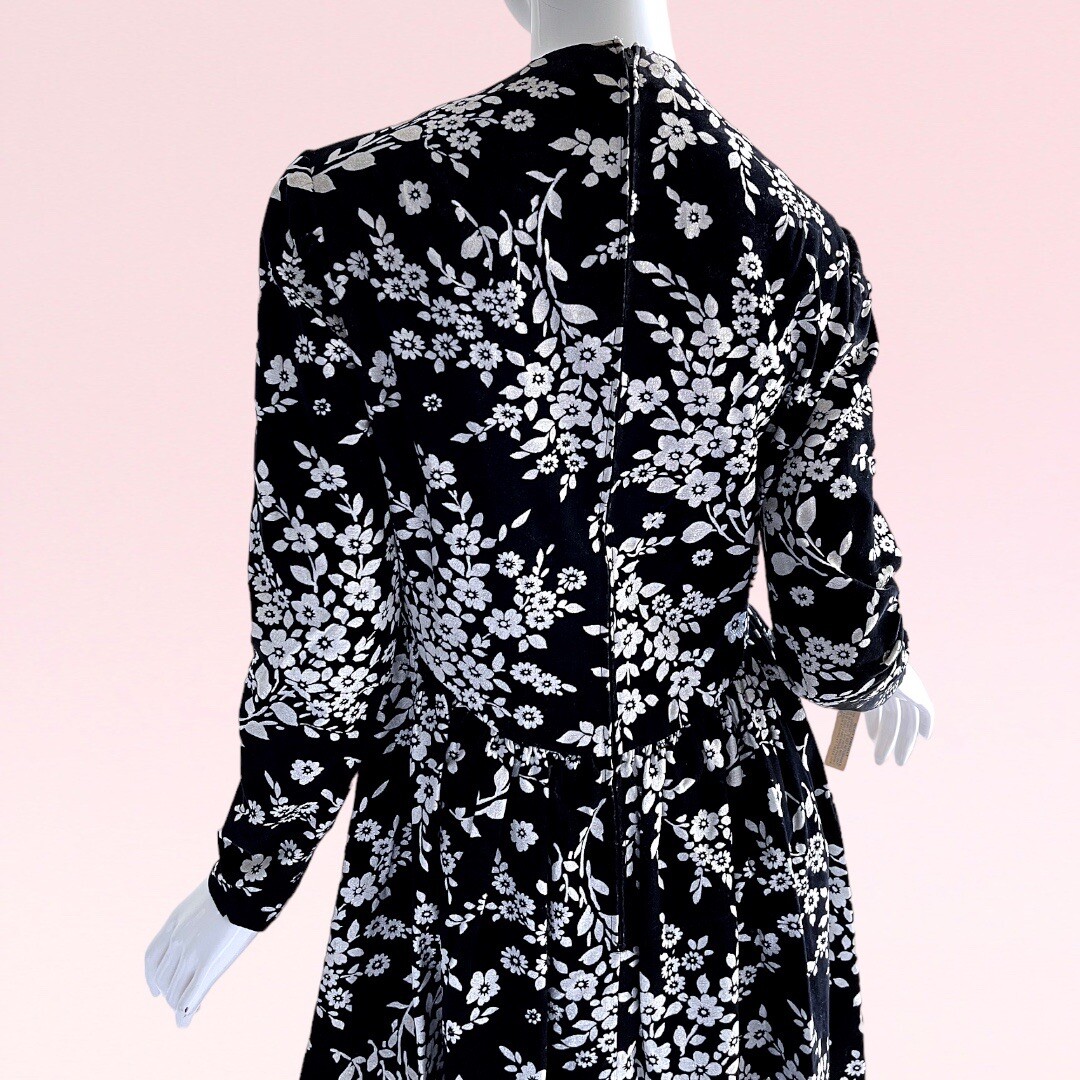 1970s Vintage Geoffrey Beene Boutique Metallic Velvet Floral Evening Party Dress