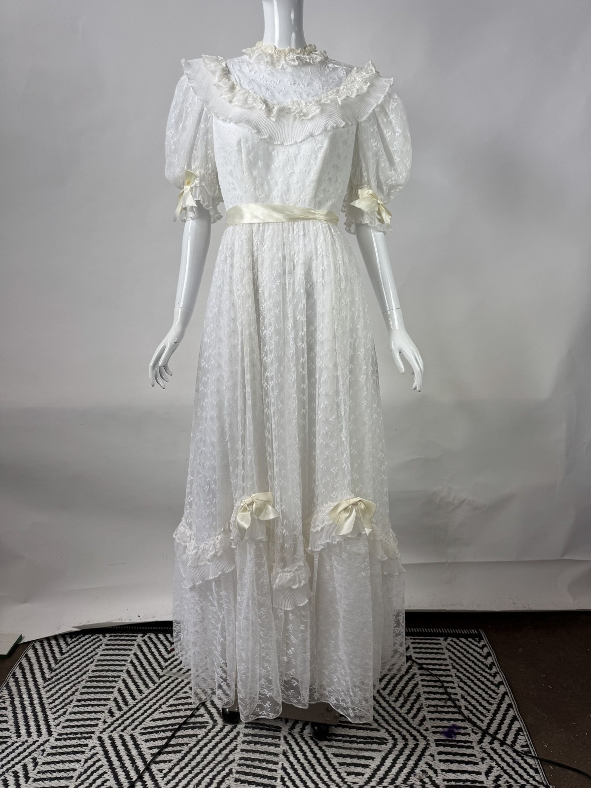 Vintage 70s White Lace Wedding Dress Size 8 With Satin Ribbons & Ruffled Necklin