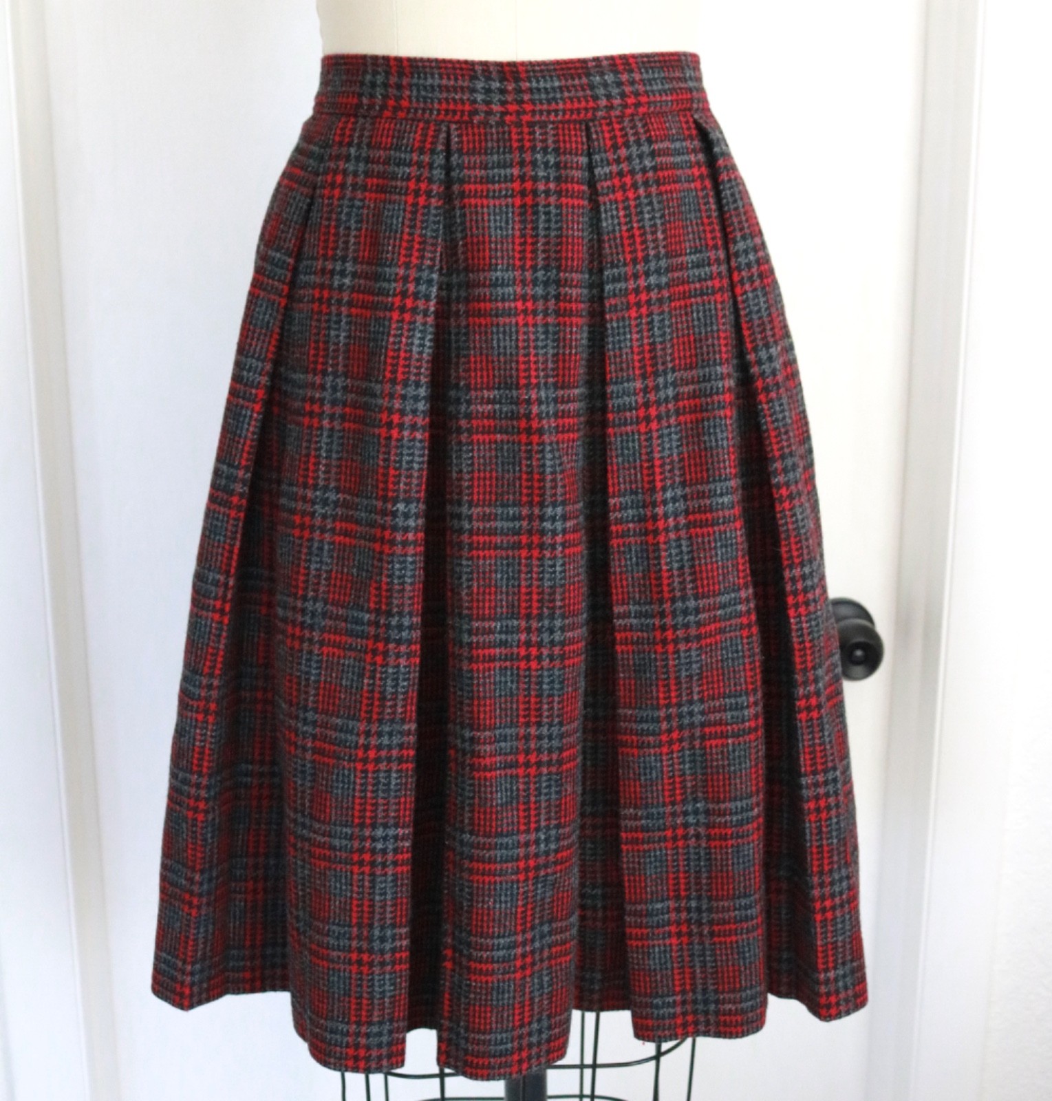 Vintage 70s Red Gray Wool Pleat Check Plaid Full Skirt W23 3/4