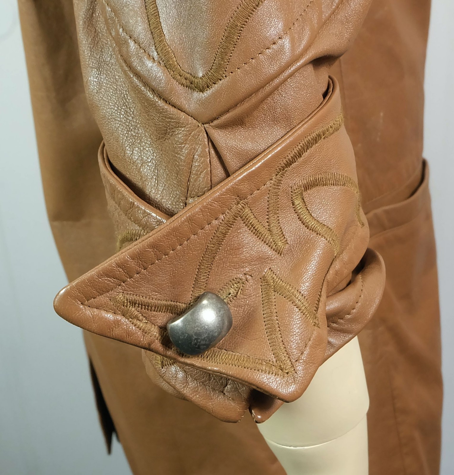 80s vintage LEATHER JACKET sz 36 caramel leather chiwitt embroidered sleeves