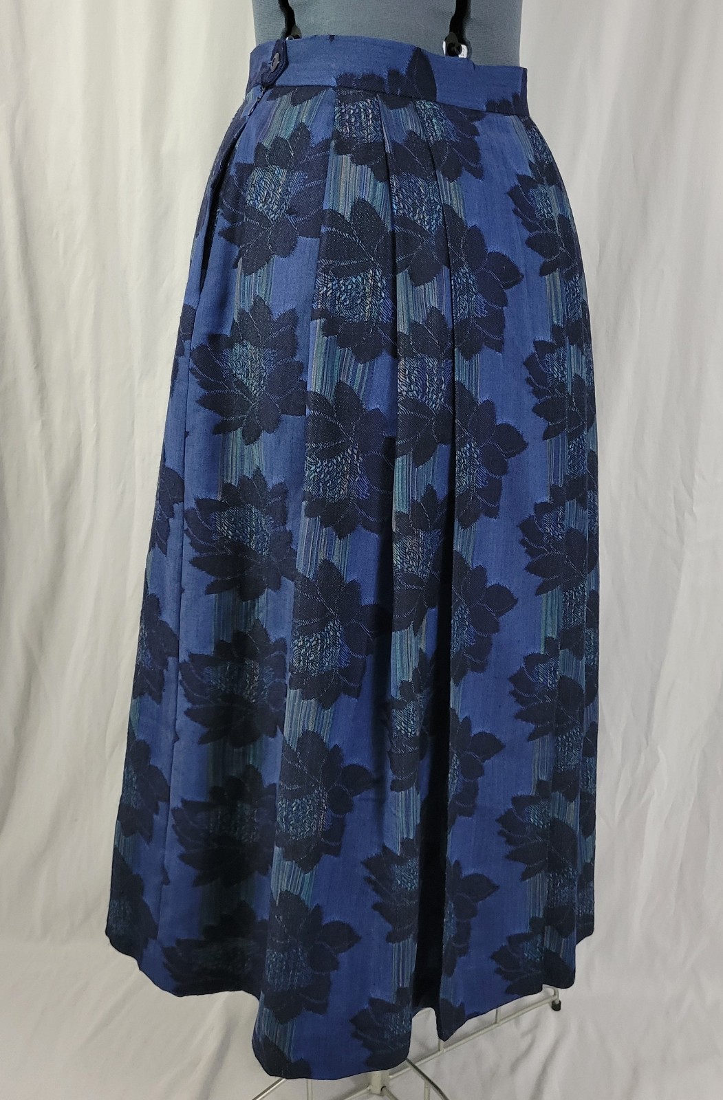 Vintage Geiger 100% Wool Blue Pleated Skirt w Black Flowers Size 40 (US Med)