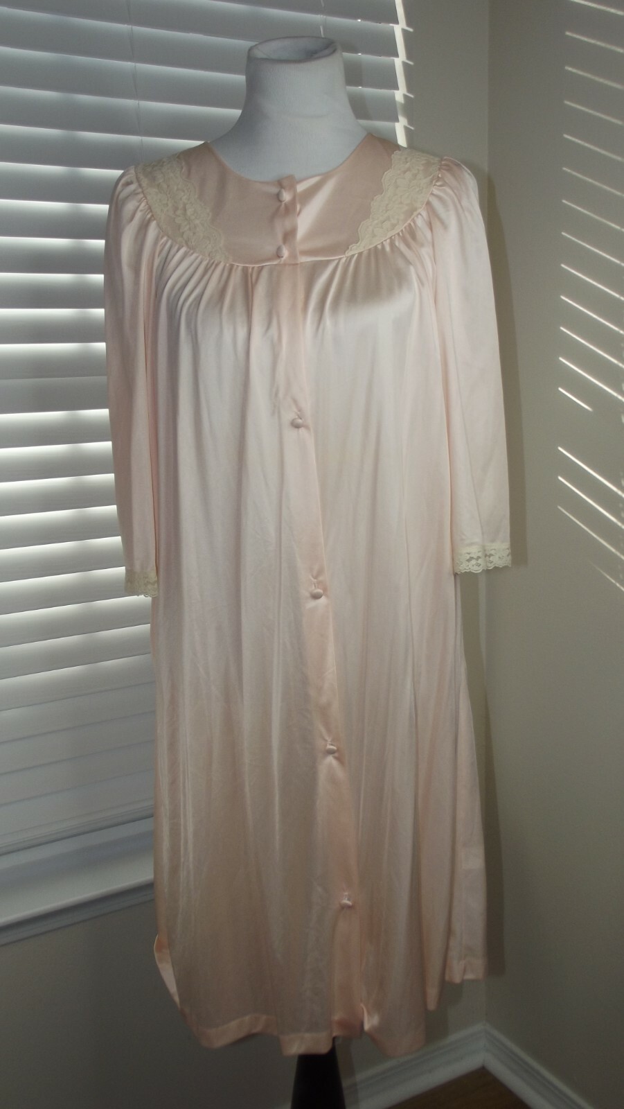 SAN SOUCI VINTAGE ROBE Short House Coat – PEACH SIZE MEDIUM – Button Up Lace