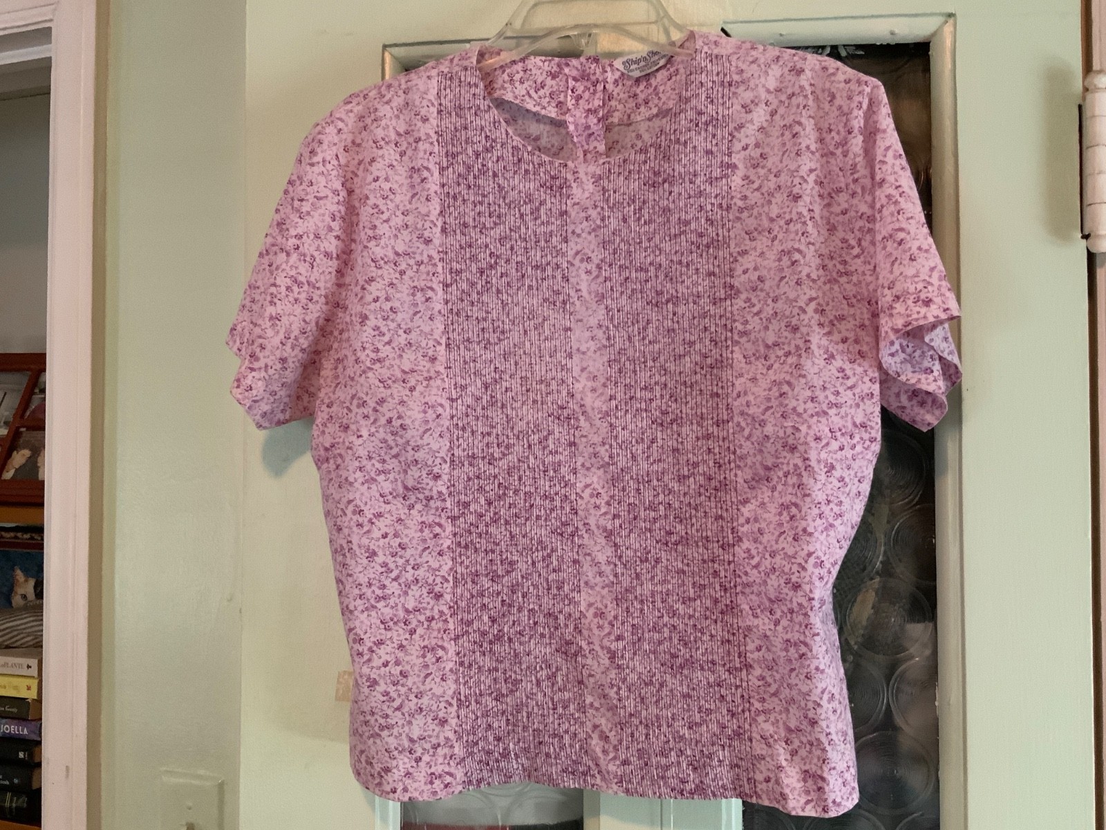 VTG Ship’n Shore pink/purple Floral Back Button Blouse Size 30 pleated top