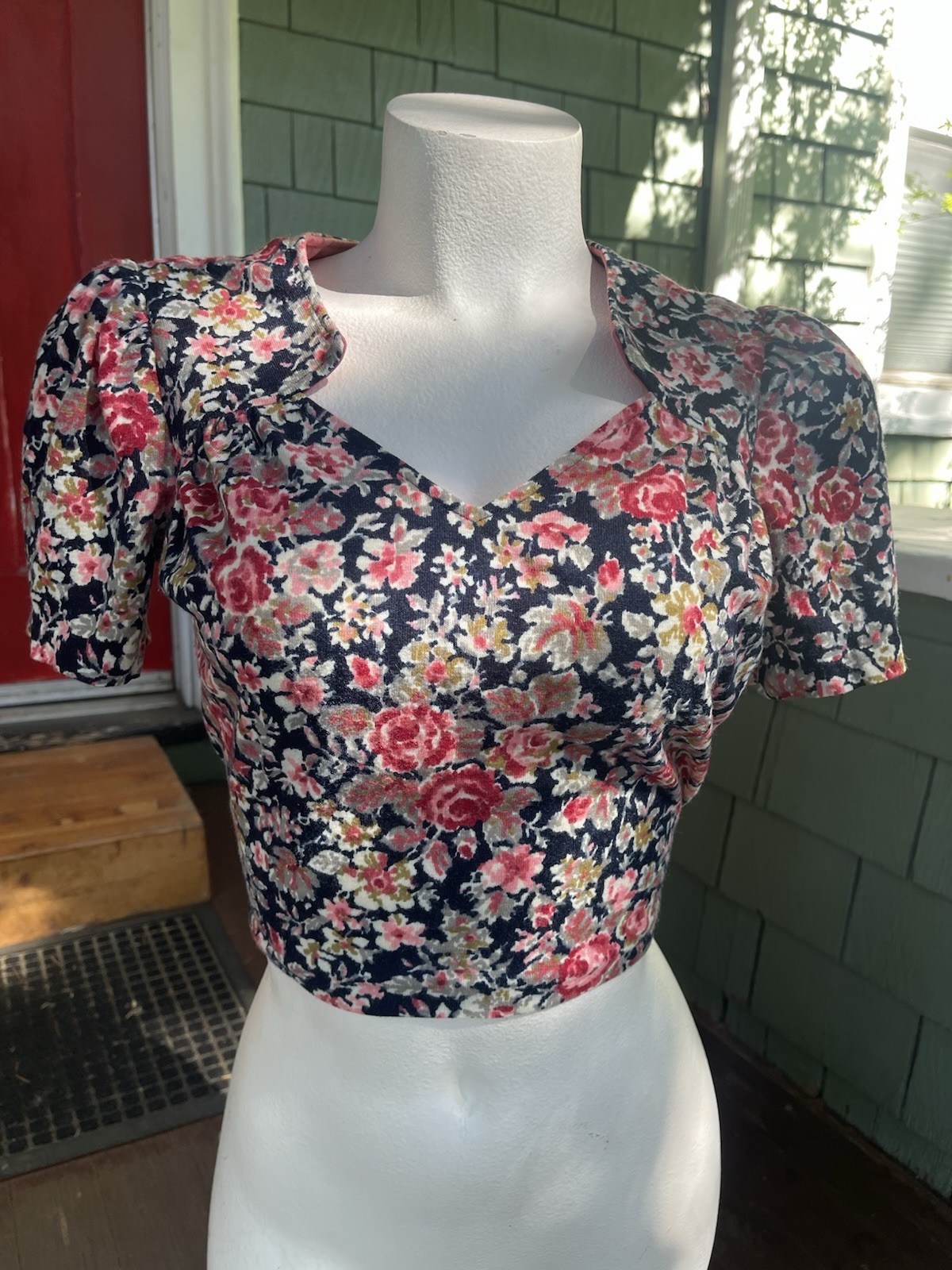 Betty Lou Vintage Style Blouse Red Roses cropped swing rockabilly Tops