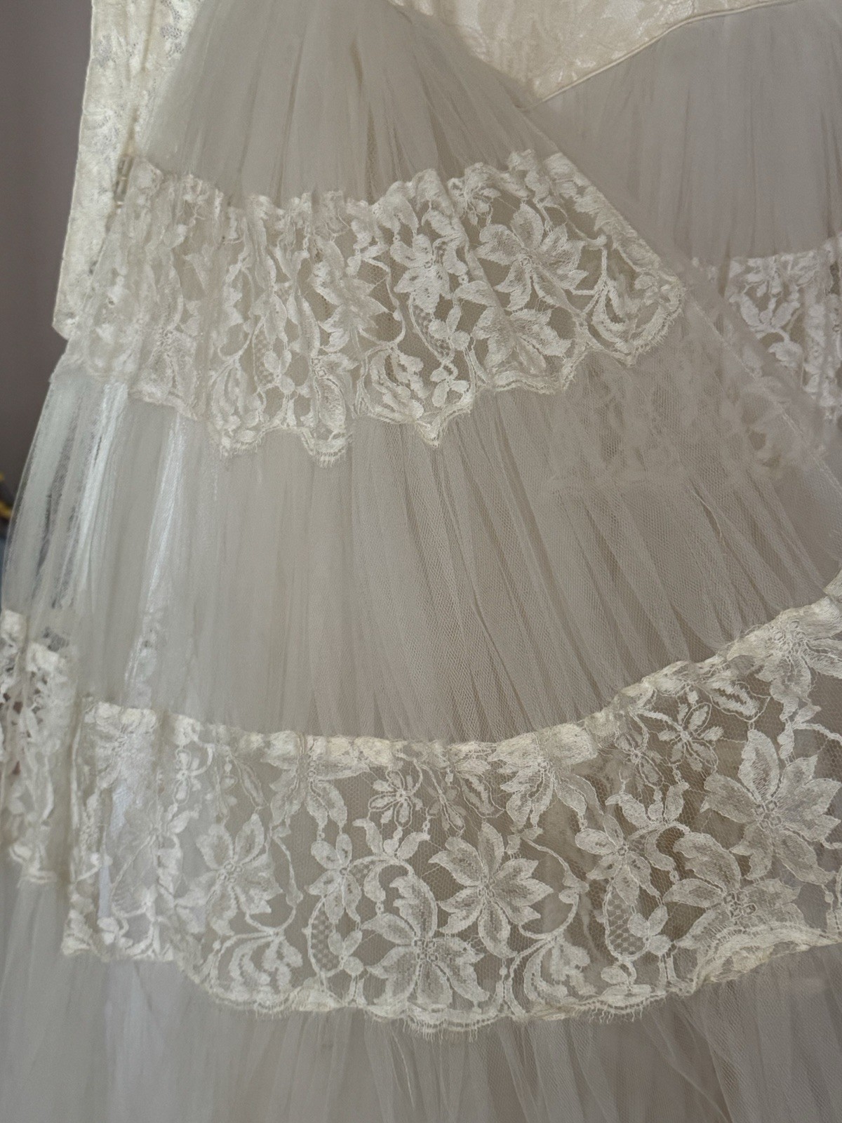 Vintage 1950s Ivory Wedding Dress, Lace And Tulle, XS,