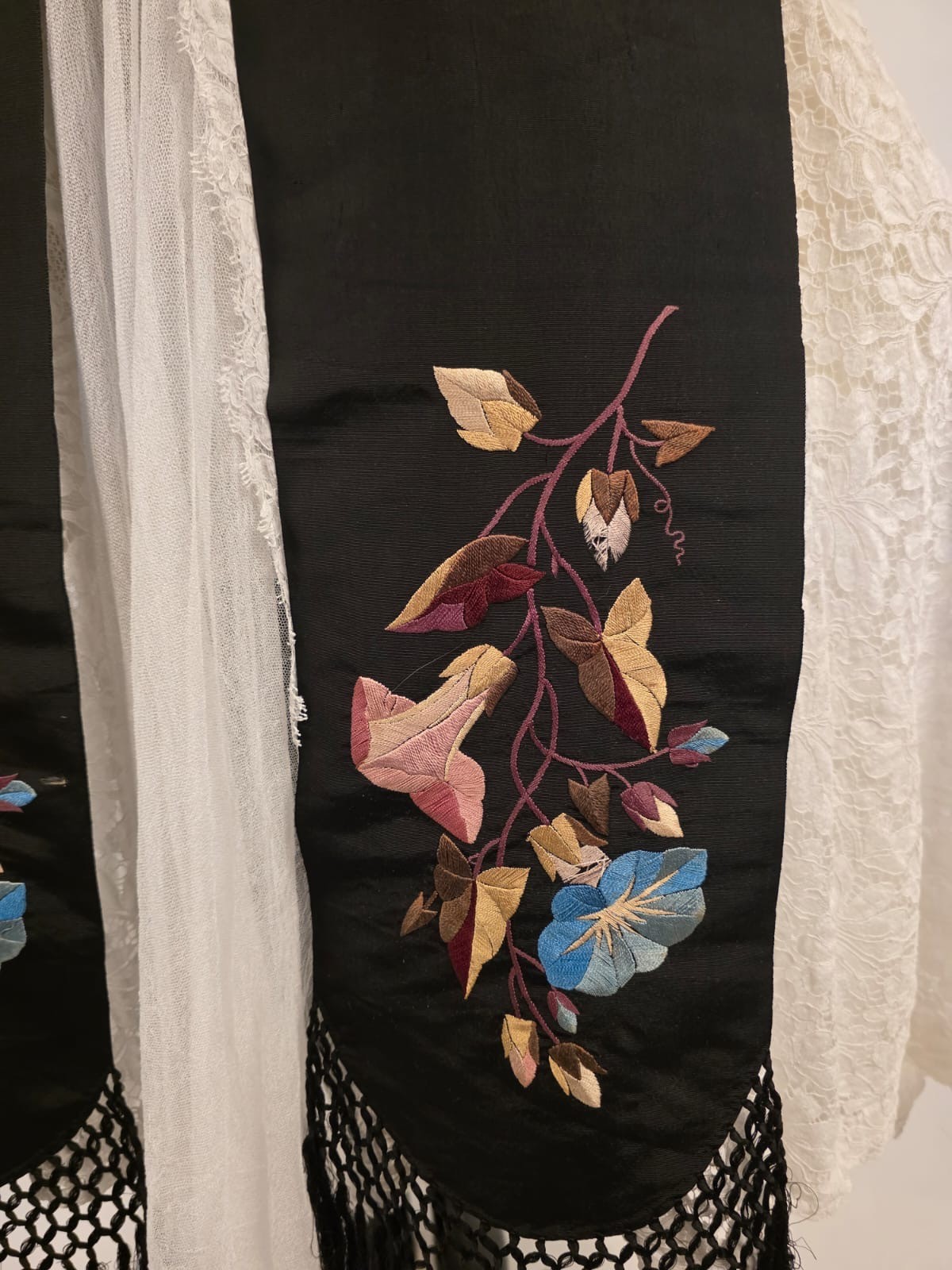 VICTORIAN 19TH C SILK DRESS SASH W POLCHROME SILK FLOSS FLORAL HAND EMBROIDERY