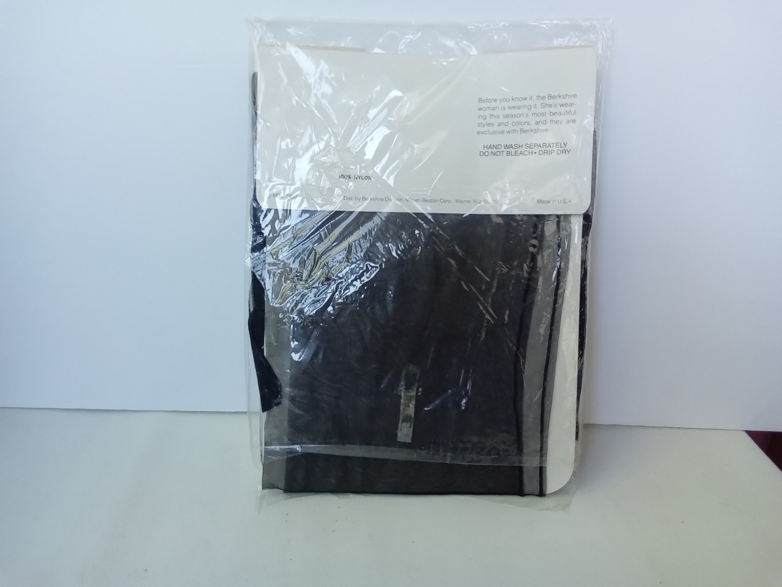 FASHIONS „BERKSHIRE SEAMED BLACK STOCKING 9 1/2 MED POINTED HEEL 100 % NYLON 6-7