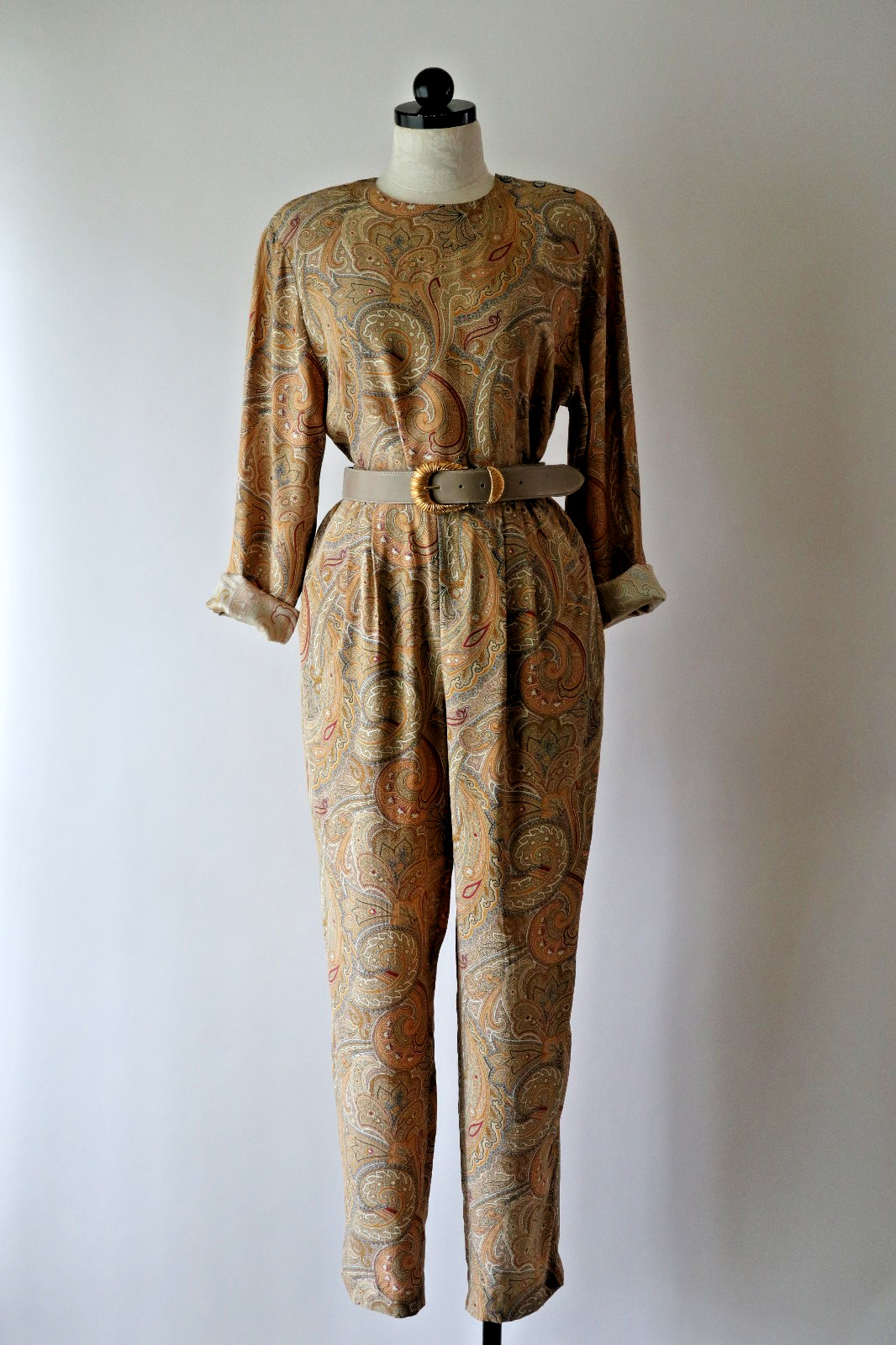 1990s Vintage Tan Beige Paisley Silk Minimalist Top Pants Two Piece Set Suit S M
