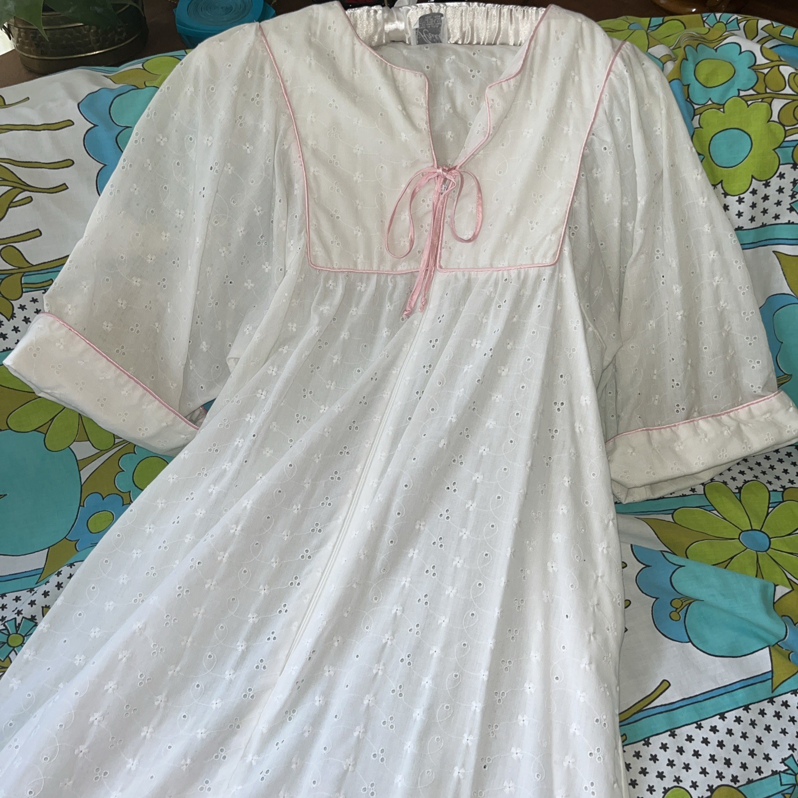 VTG Ariel White Lace Robe Pink Satin Medium Eyelet Housecoat Nightgown Pink 60s