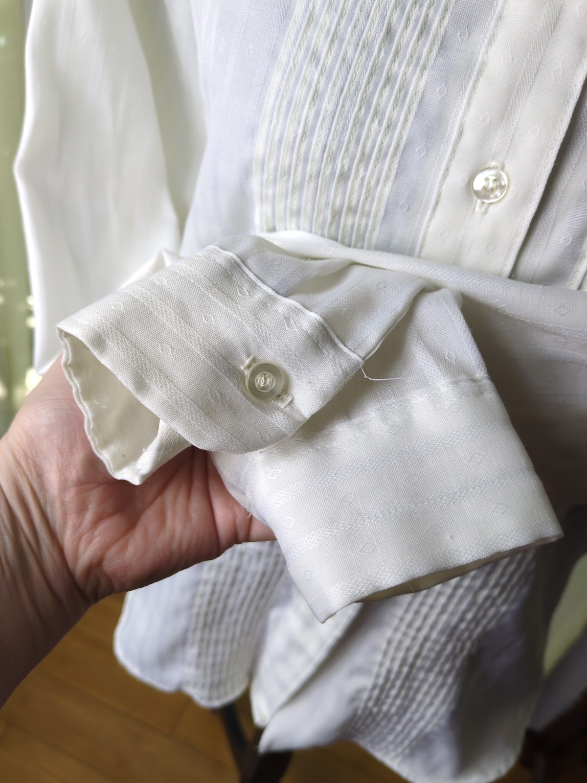 VTG Women’s S/MSears The Fashion Place White Pleated Front Long Sleeve Button Up