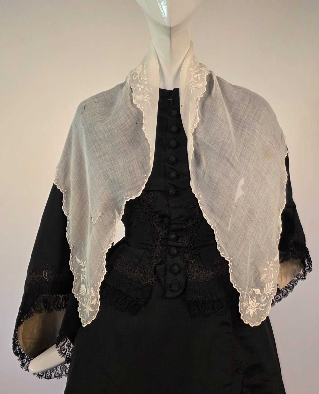 ANTIQUE 1830’S HAND EMBROIDERED MUSLIN PELERINE CAPE FOR DRESS 