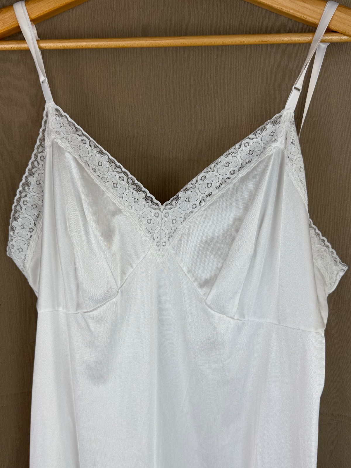 VTG Vanity Fair Full Slip Womens 26″ 40/46 Silky White Nylon Made in USA 80’s