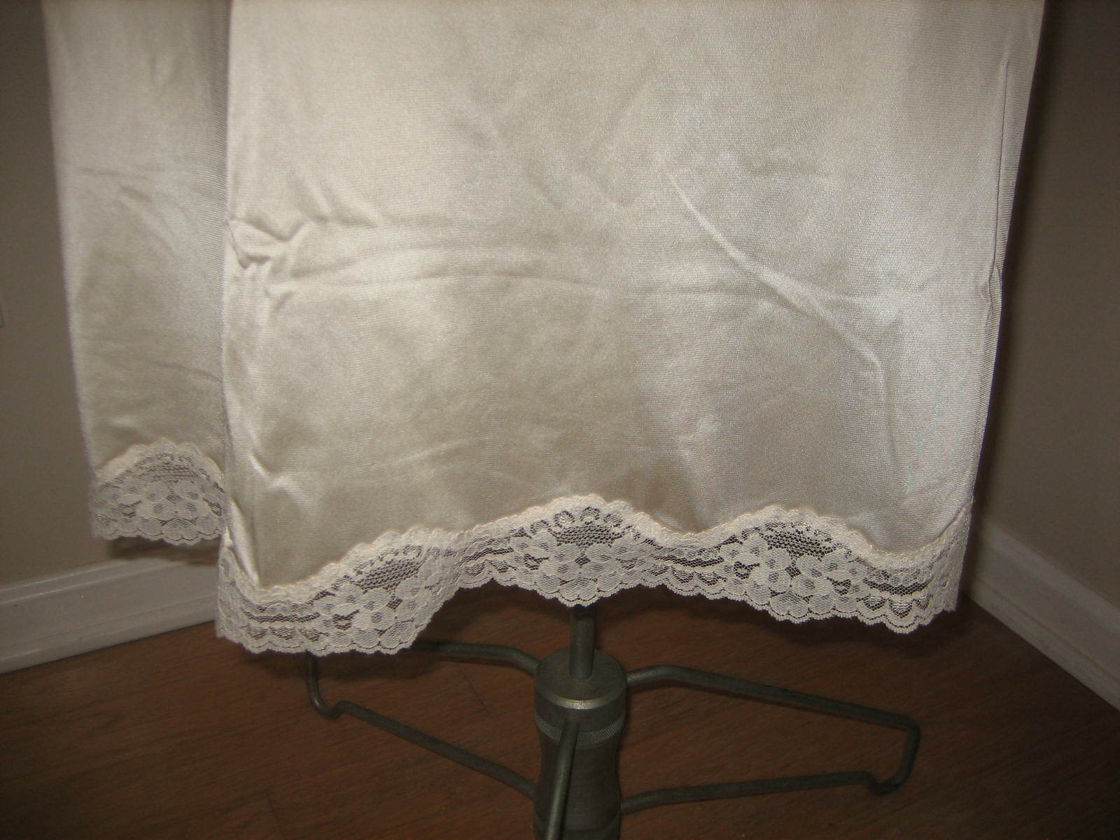 GREENCO MAID Beige Nylon Half Slip, Scallop Lace Hem – Size M – USA