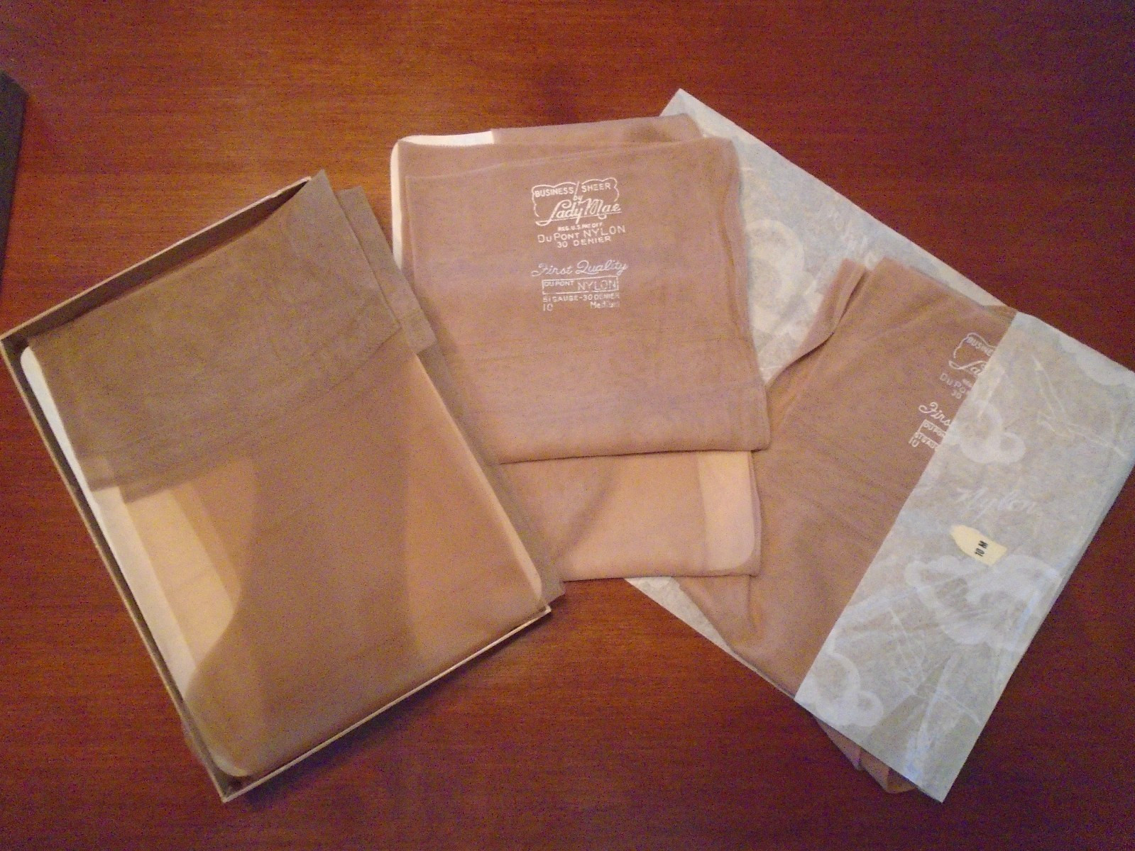 Vintage 1950s LADY MAE 2 Pair NYLON GARTER TOP SEAMED STOCKINGS 10M + Extra Pair