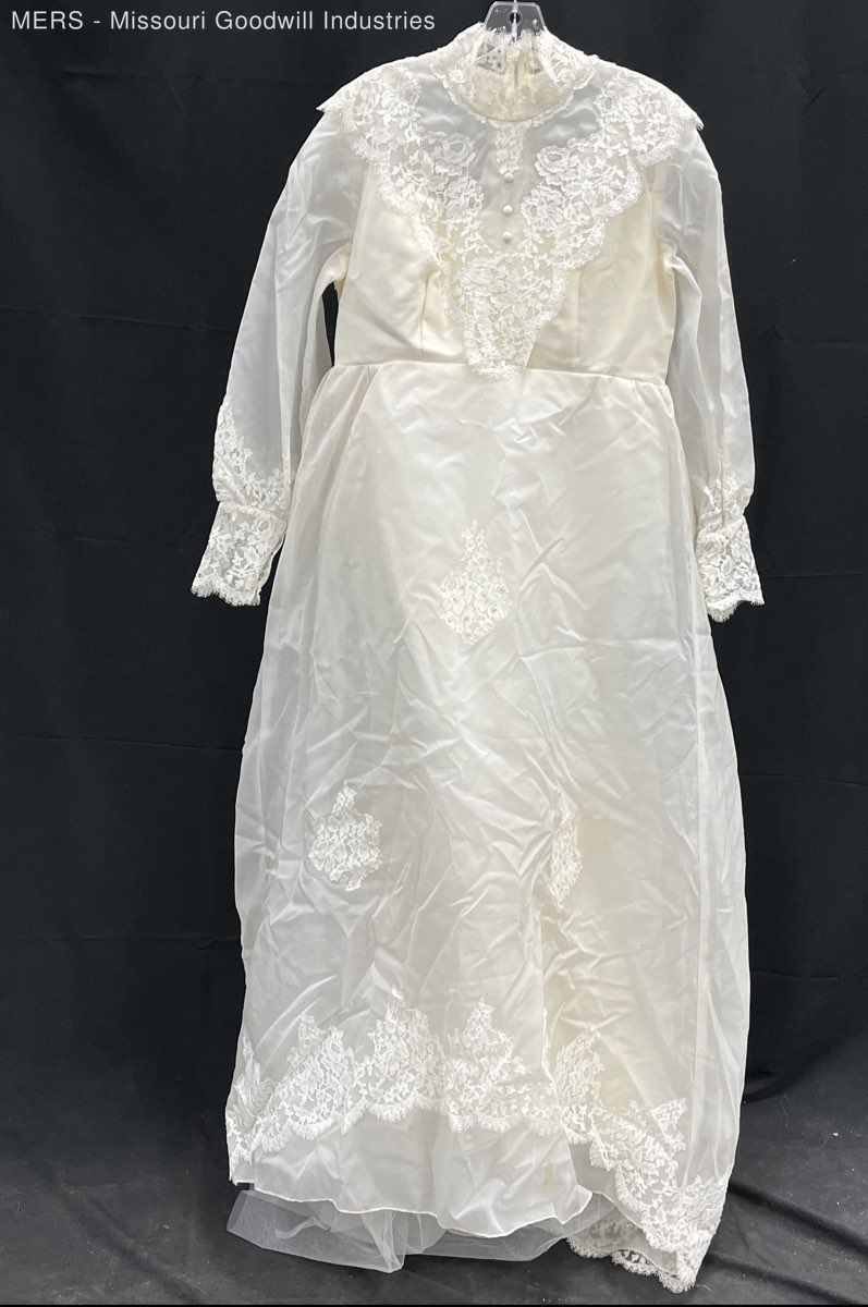 Vintage 70s Women’s Ivory Lace Wedding Dress High Neck Long Sleeve Train