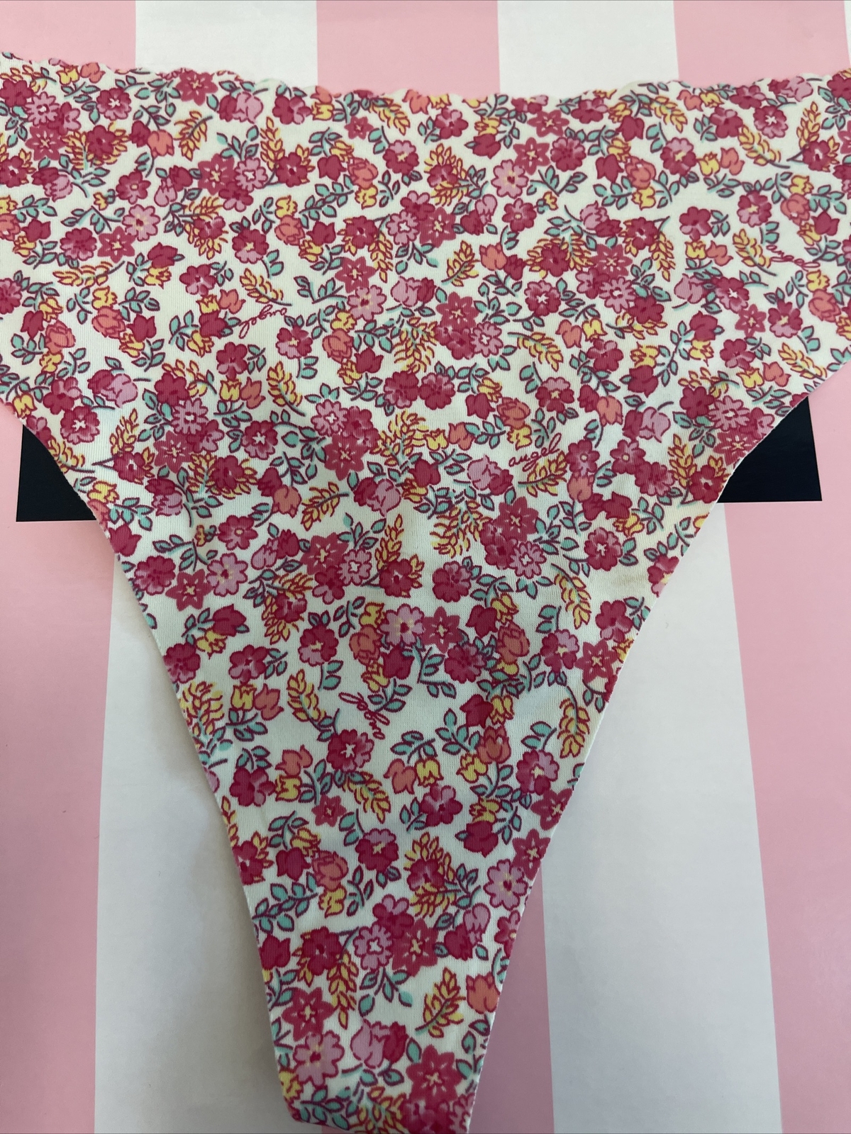 NWT VTG 2007 Victoria’s Secret ANGELS SMOOTH THONG , FLORAL – Large (CLOSE-OUT)