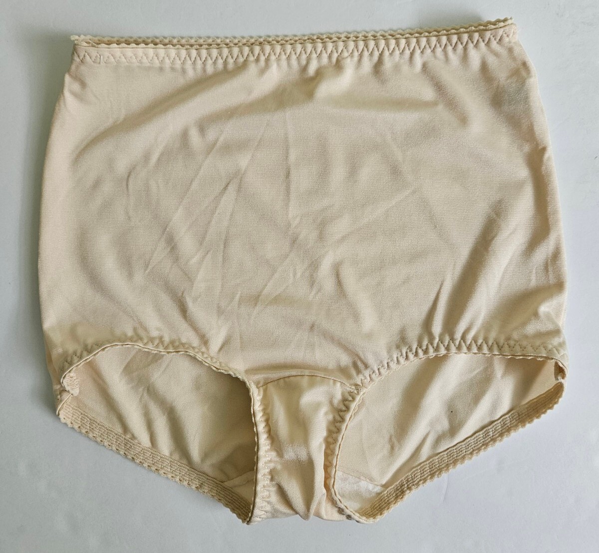 Bali Something Else Light Control Stretch Satin Panties Large 8500 Shiny Cream