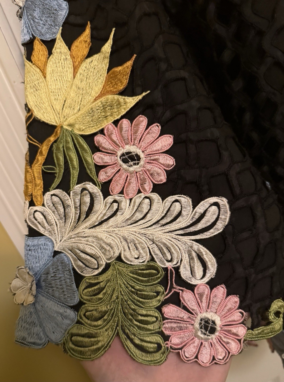 WOMENS ~EXQUISITE~ CARO HONOLULU BLACK EMBROIDERED FLOWER SHIRT TOP Sz M VINTAGE