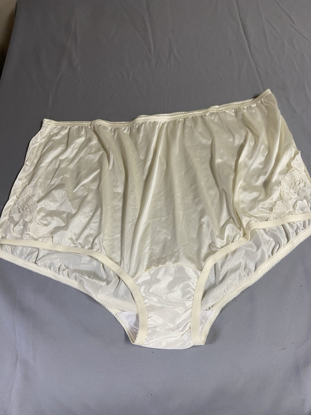 Vtg Vanity Fair Panties Sz 11/4XL Sissy Sexy Granny Panty Pale Yellow Lace Trim