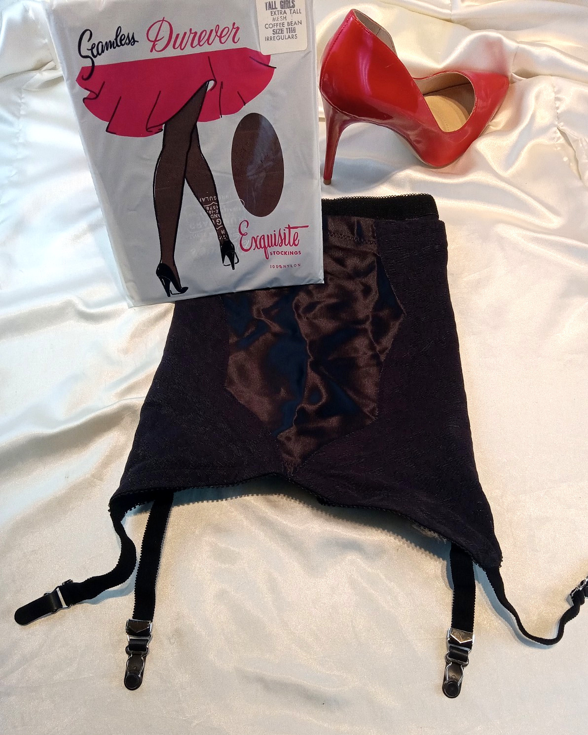 SZ 50 SUPER LARGE UP TO SZ 44 WAIST OPEN BOTTOM GIRDLE & VTG GARTER STOCKINGS