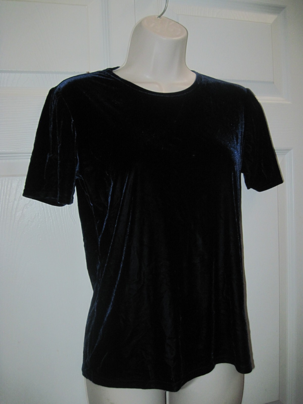 Kathy Ireland Women’s Medium Dark Blue Velvet Top Short Sleeves Round Neck