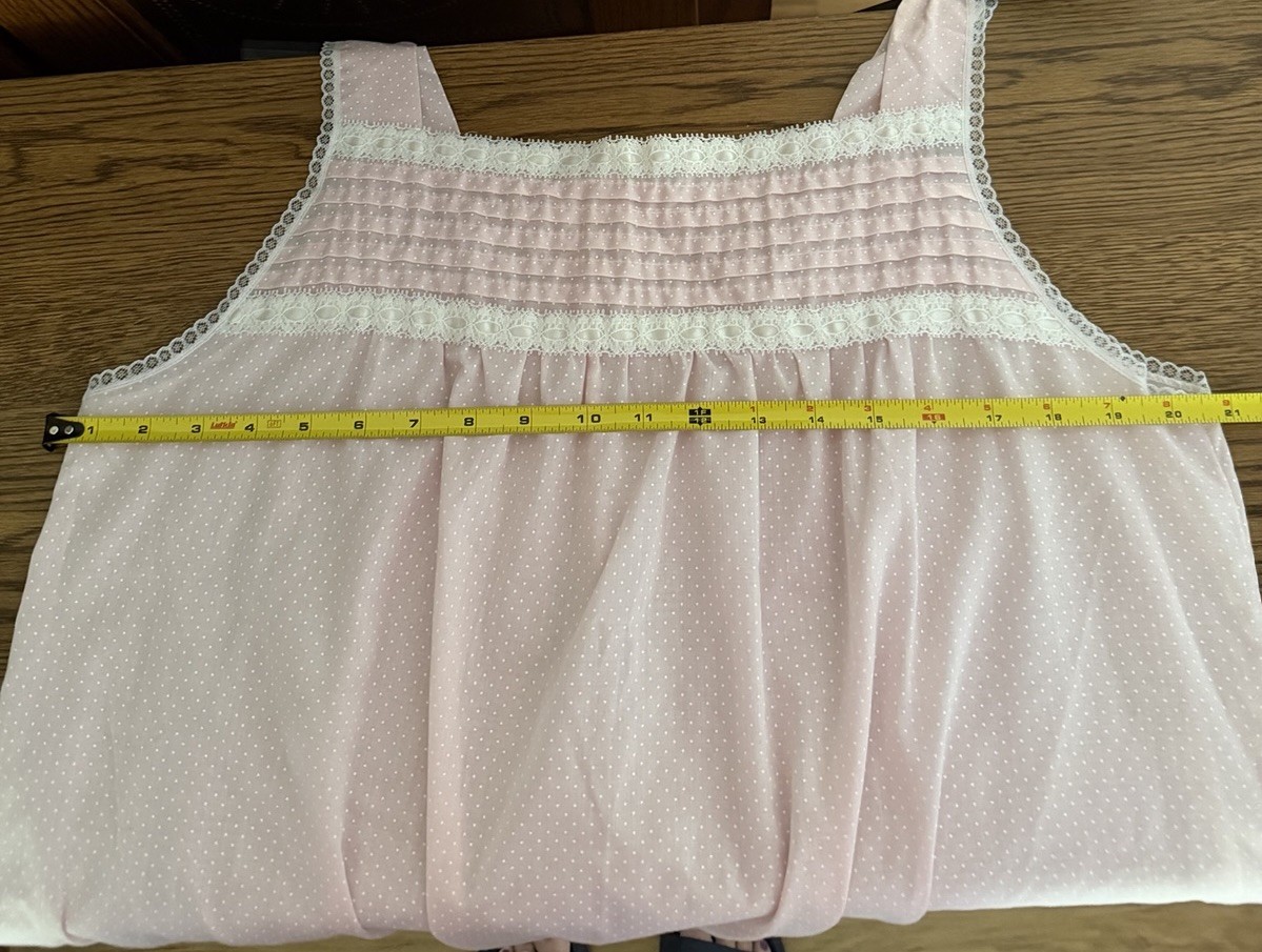 Dameá nightgown features delicate lace trim – Polk Dotted On Pink- READ For Sz