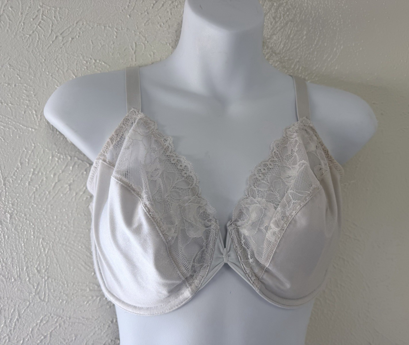 Vintage Women Wacoal White Lace Bra Underwire Unlined 851127 34DD Full Coverage