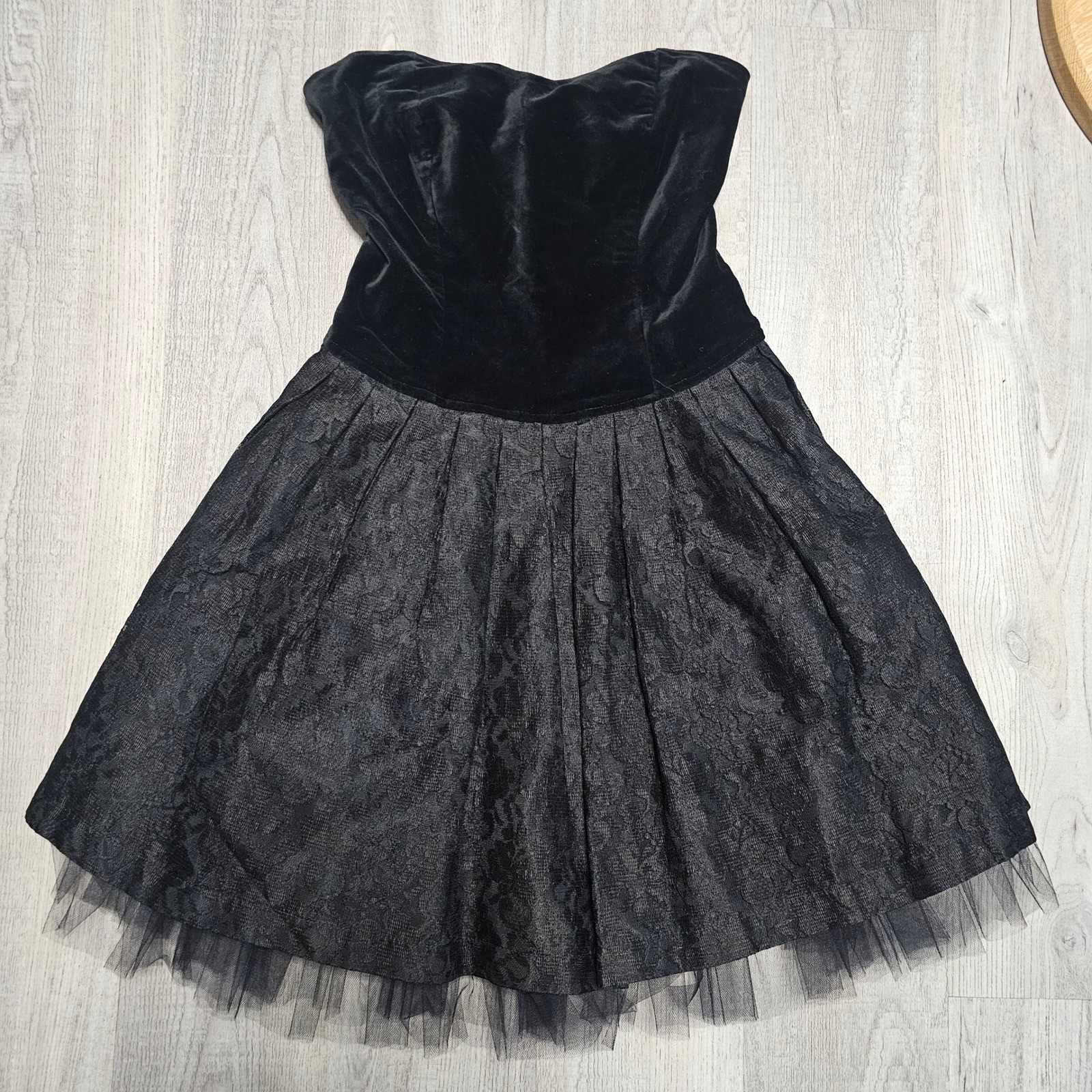 VTG Mascot Only Velvet, Lace, and tulle Strapless Dress Black Made in Italy 44