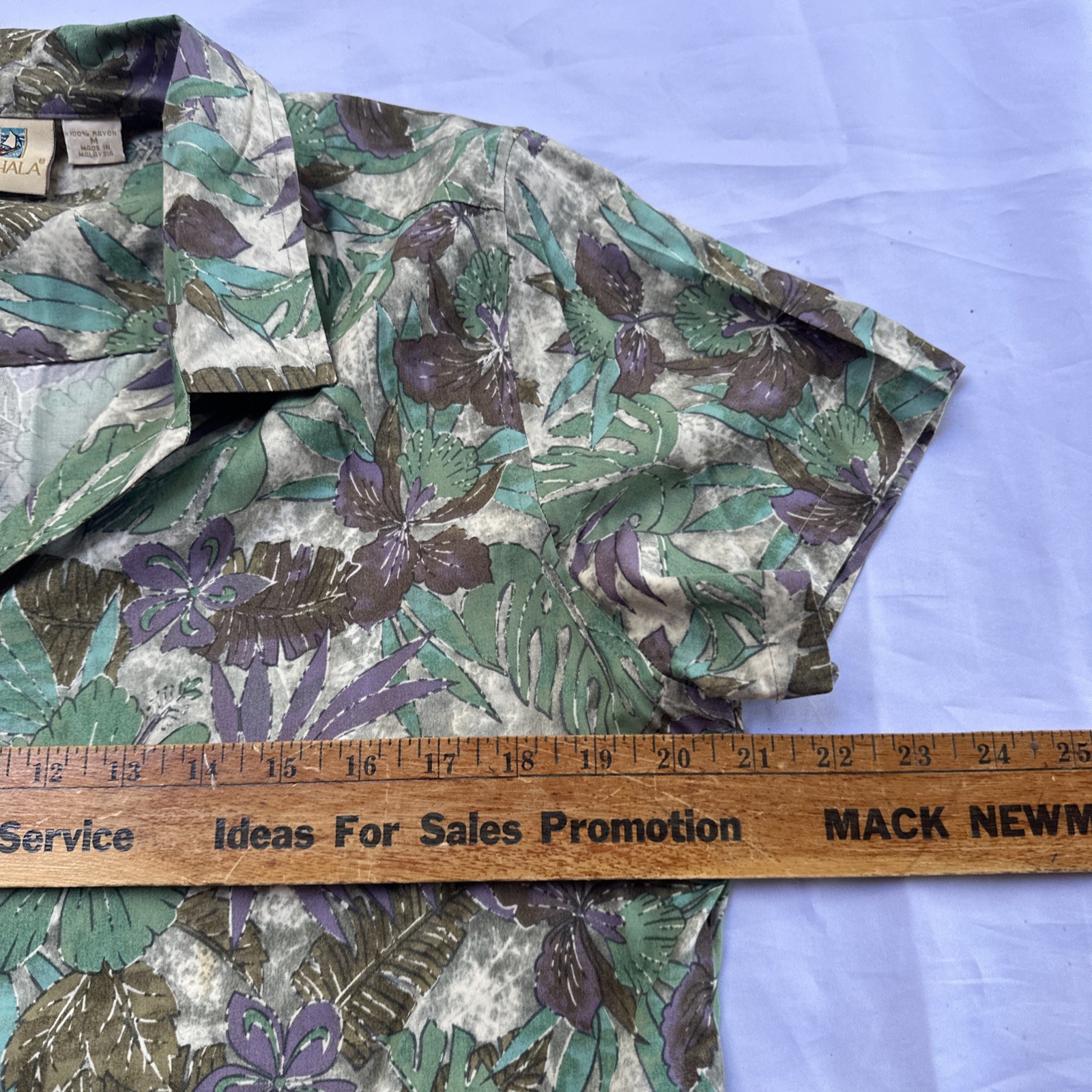 Vintage Kahala woman’s size Medium Hawaiian Shirt Bottom Up V Neck
