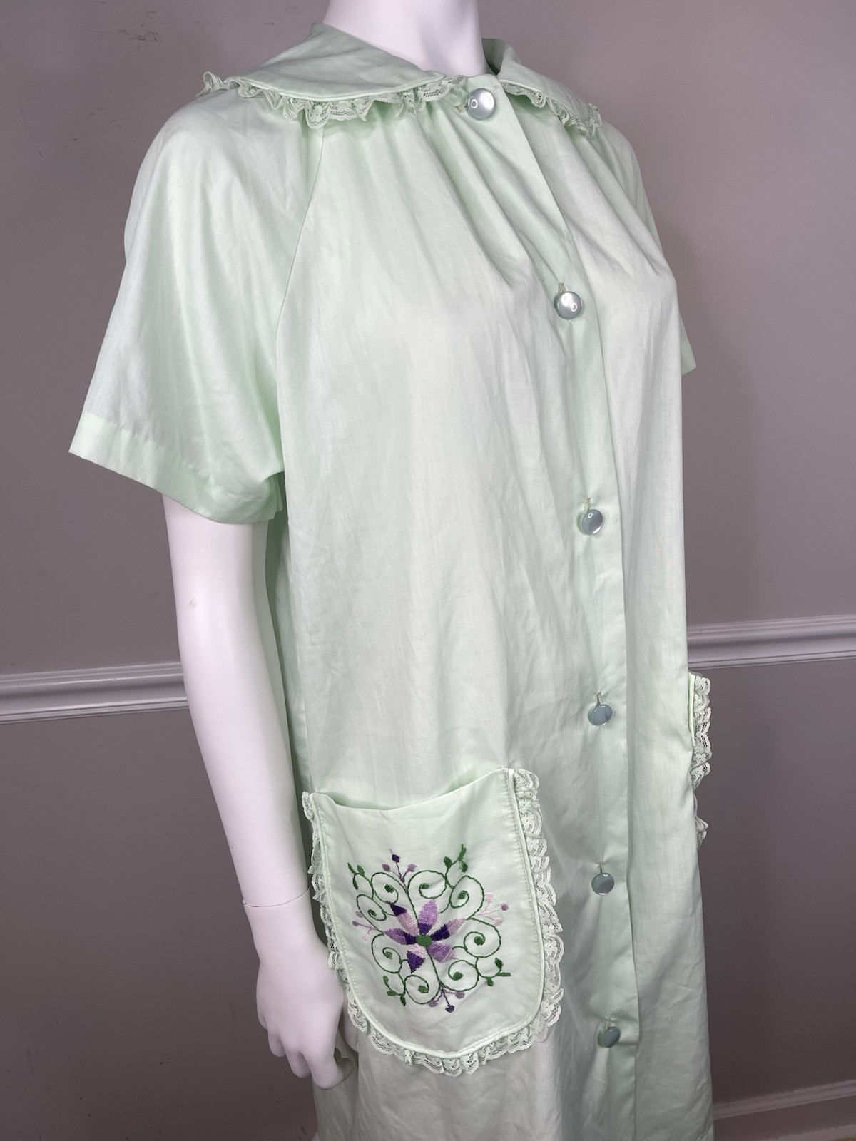 VINTAGE Women’s The comfort Coat Robe From Sears green embroidery size 16