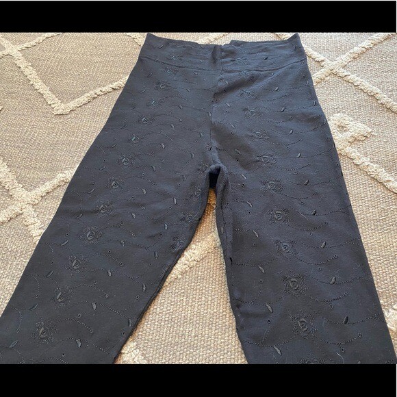 Rare Henri Bendel High-waisted Cotton Stretch Eyelet Pattern Cropped Leggings