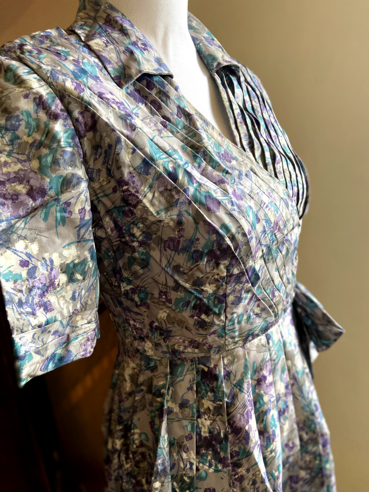 1950 wiggle dress vintage polyester gorgeous pleats purple floral size 8 AU SML